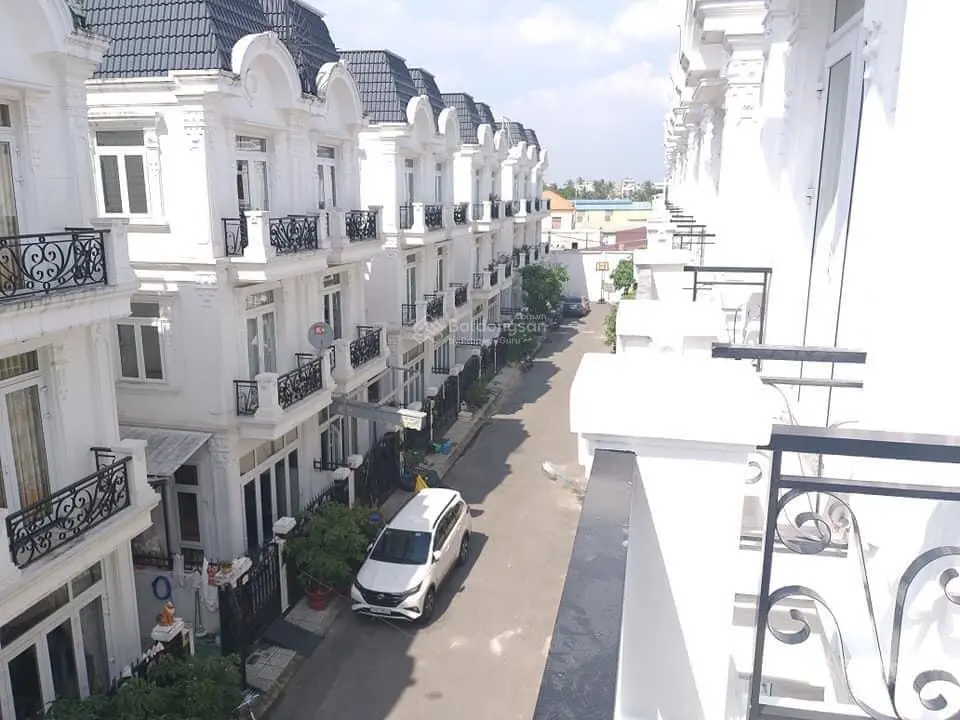 Bán nhà khu villa Anh Đào đường Hà Huy Giáp ngay ngã tư Ga, giáp ranh Gò Vấp. Kế bên cafe An Nhiên
