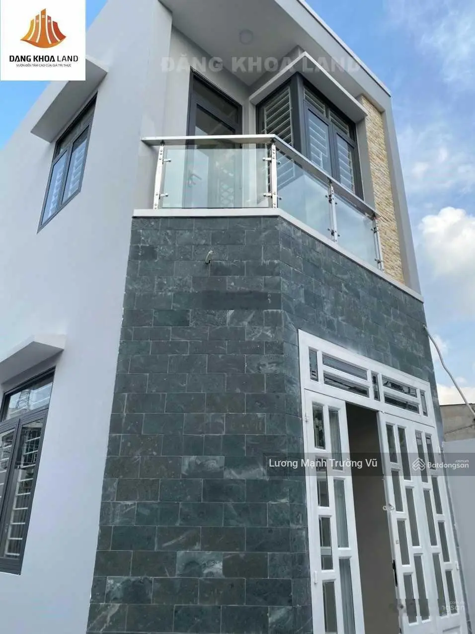 Nhà 2 mặt tiền mới đẹp hẻm xe hơi vào ở ngay, có sân đậu oto 50m2. Ngang 6.5m x Dài 11m 4tỷ6