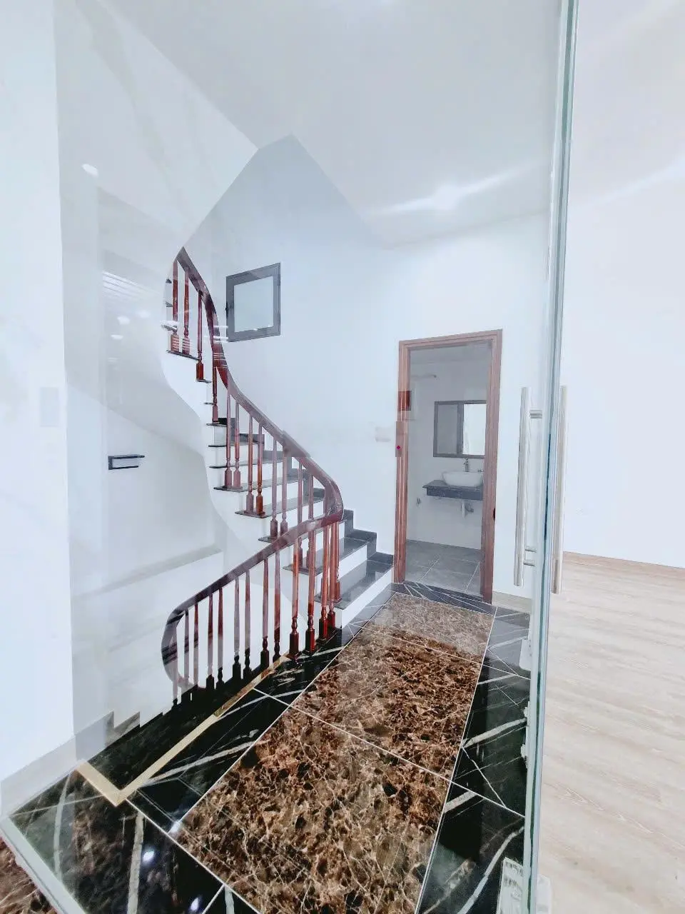 Bán tòa nhà văn phòng 66.6m2 7 tầng thang máy mặt đường Trịnh Văn Bô vị trí đắc địa giá tốt