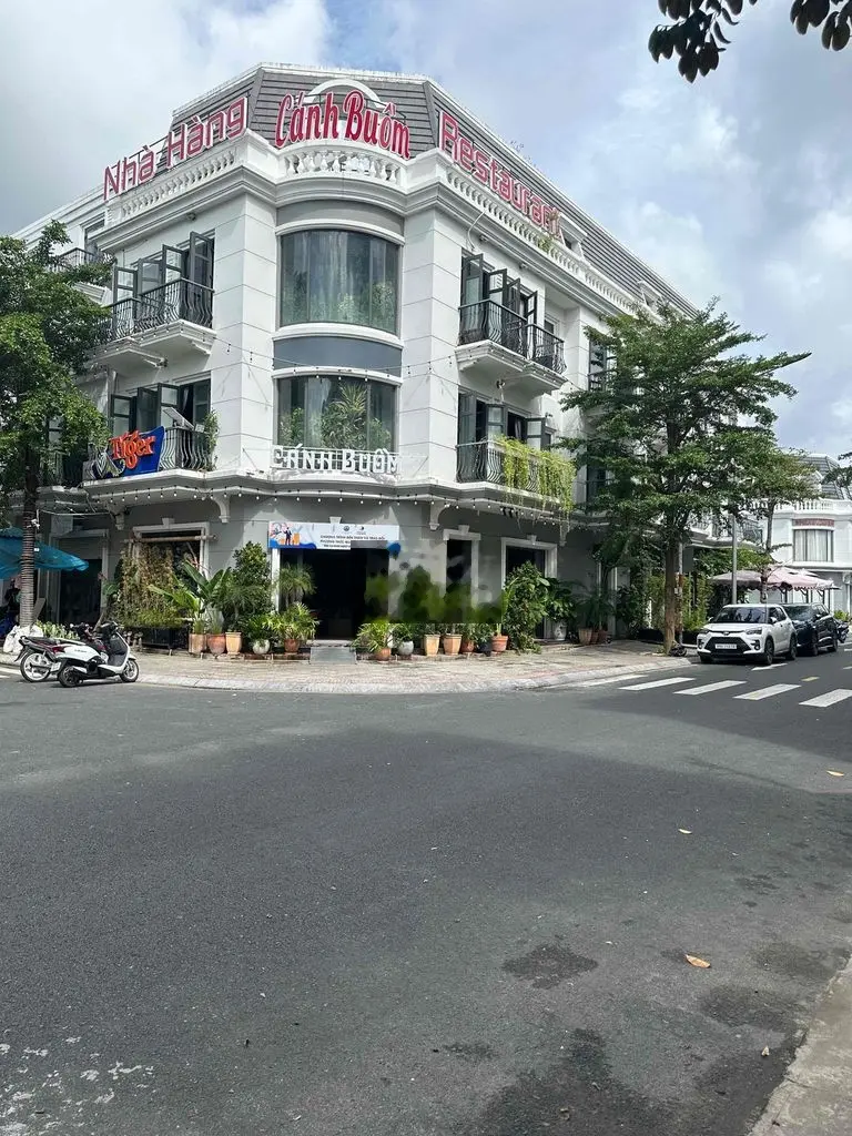 Bán căn nhà đẹp Vincom - Phường 1