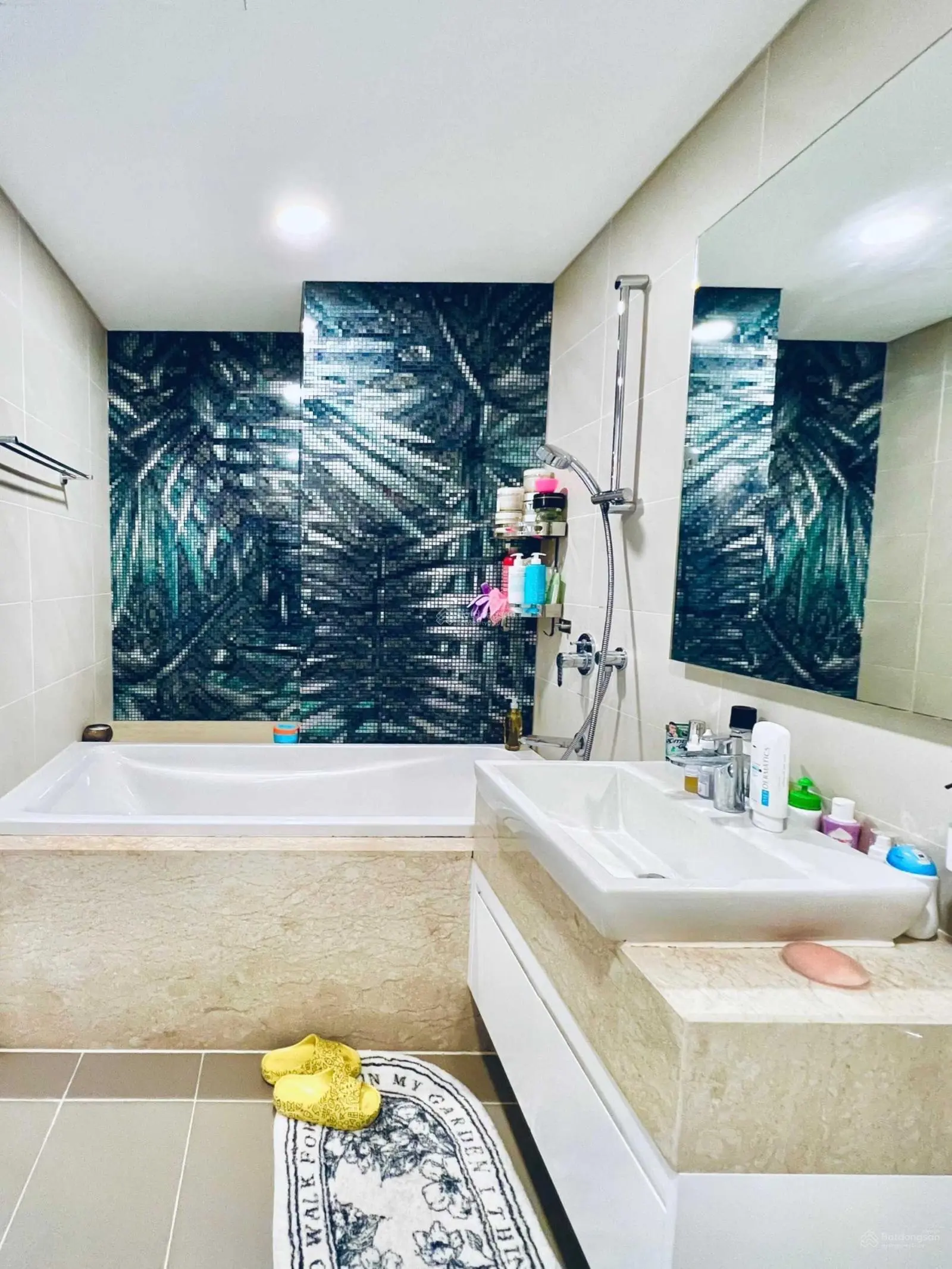 Bán gấp căn hộ 2PN full nội thất đẹp, tầng trung view hồ bơi tại Đảo Kim Cương - Diamond Island Q2