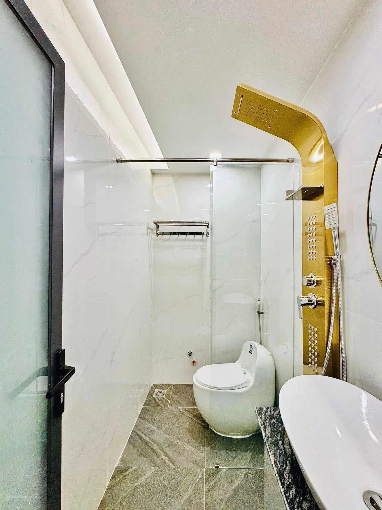 Bán nhà 67m2 - 6,1 tỷ, tiện xây mới để ở hoặc cho thuê, ngay Khánh Hội, Quận 4, sổ hồng riêng