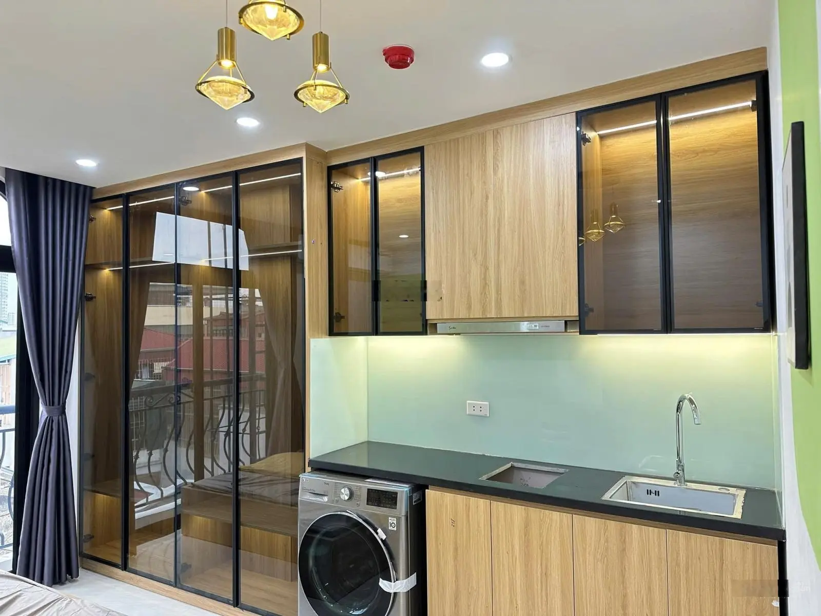 Bán tòa CHDV cao cấp - phố Tây Hồ - 96m2 x 8T - MT 10m - lô góc - 10m ra phố