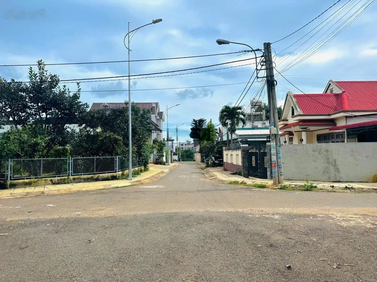 Căn nhà 2 mặt tiền 4 PN KDC Lô 90