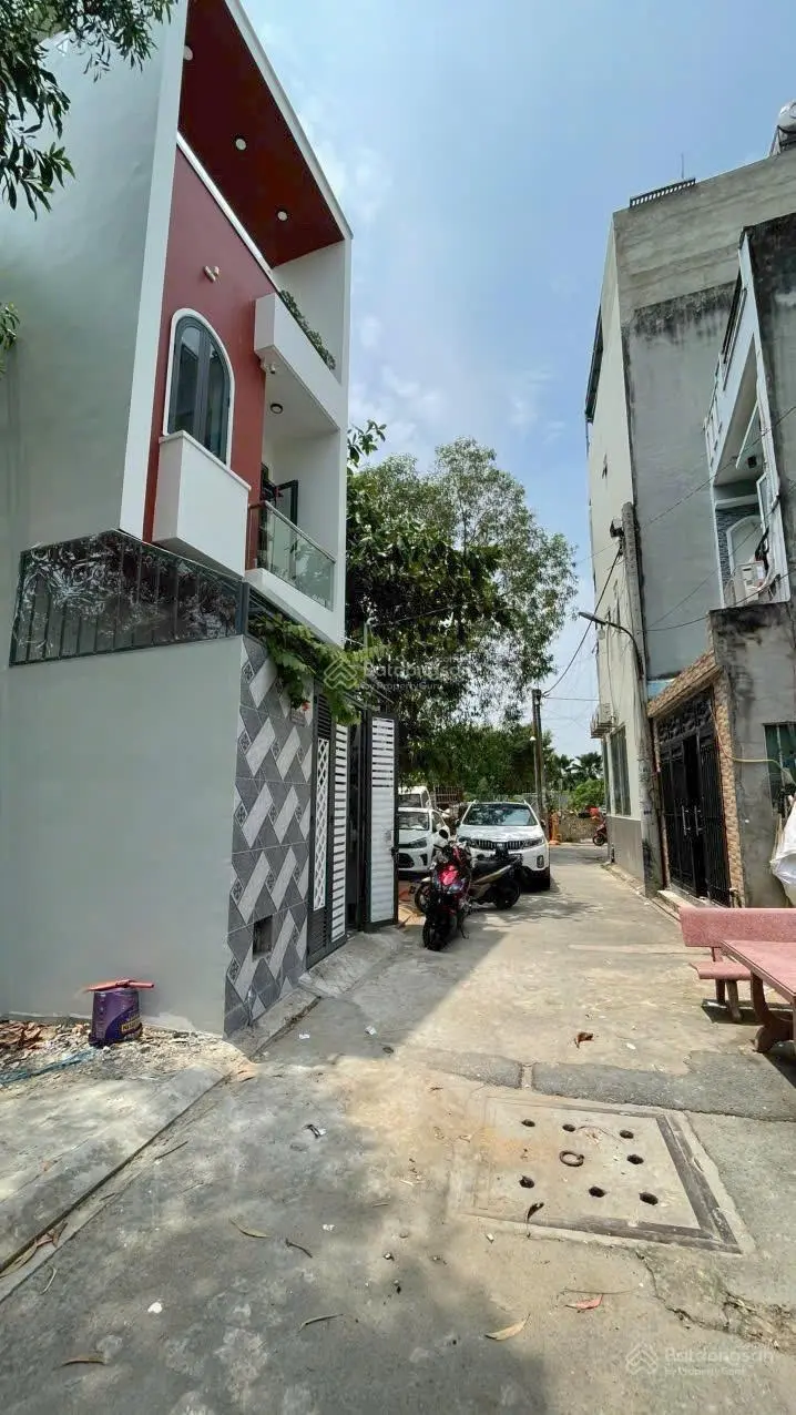 Bán nhà mới đã hoàn công 3pn 3wc 2 ban công. Hẻm xe hơi - Quận Thủ Đức