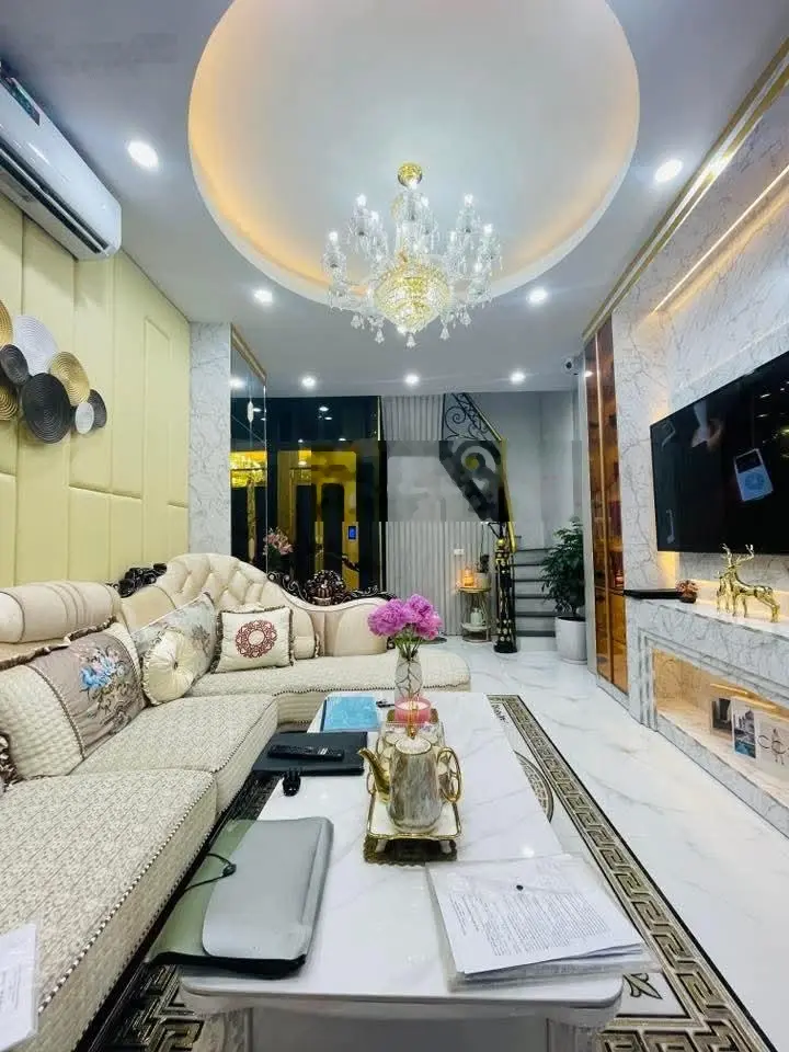 Lương Định Của, Đống Đa. DT 33m² x 4 tầng, MT 3,7m, giá 8,65 tỷ. Nội thất xịn, thang máy nhập khẩu.
