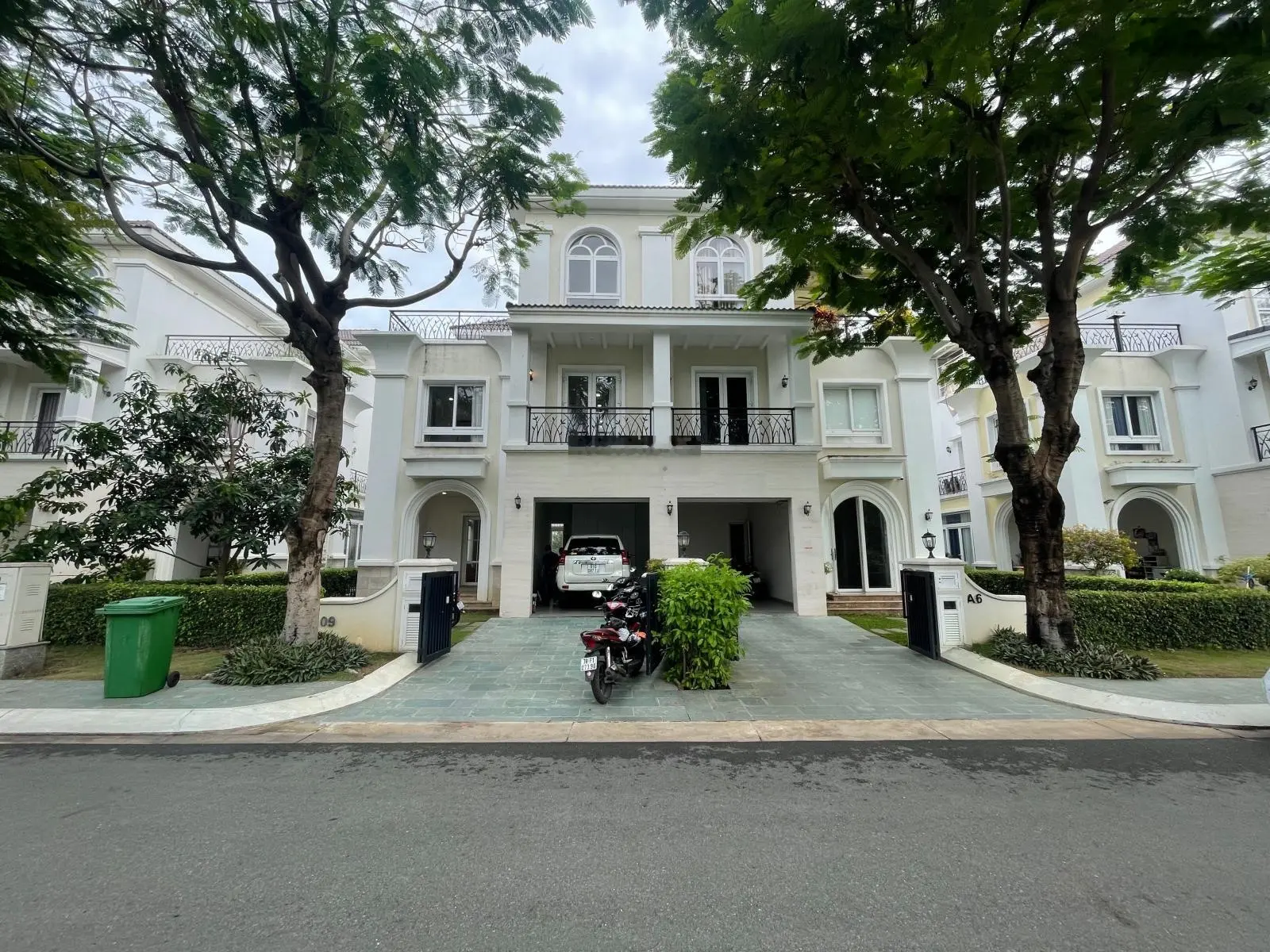 Bán biệt thự full nội thất mặt tiền 20m khu vip The Venica - Khang Điền