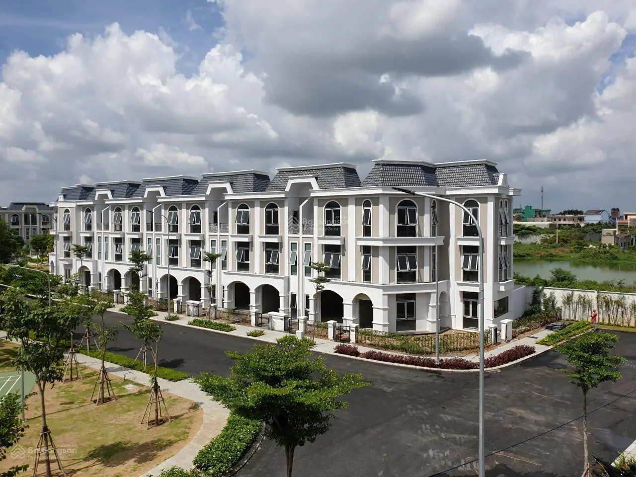 Bán nhà 1trệt 2lầu trung tâm bến lức 2tỷ970 sổ hồng trao tay diện tích 150m2
