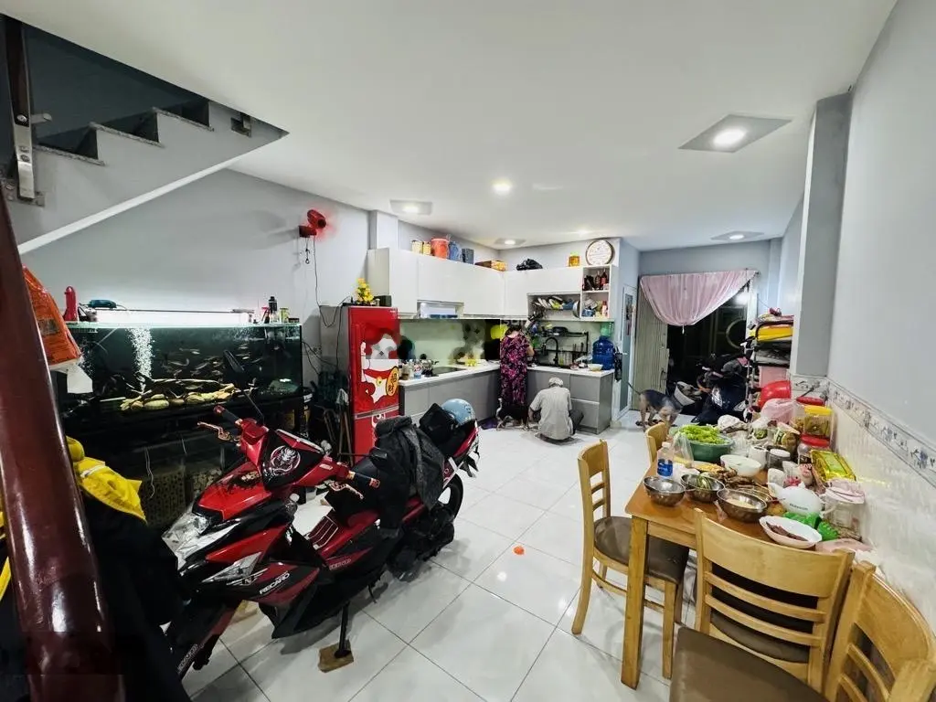 Bán nhà 2 mặt tiền đường nhựa , 56m2 , 4 x 14 , 2 tầng , nhà đẹp dọn vào ở ngay , nhỉnh 4 tỷ.