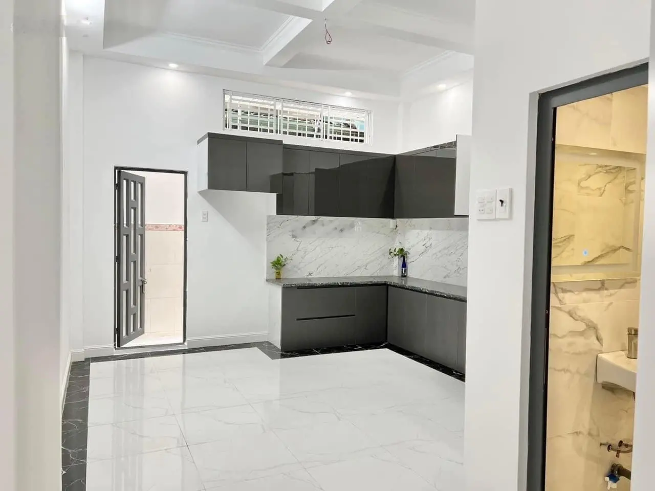 BÁN NHÀ 2 LẦU VỊ TRÍ ĐẸP KDC HỒNG PHÁT DT 4,5 X 24 =108m2 DTSD 266m2 Lộ 17M GIÁ RẺ NHẤT KHU VỰC