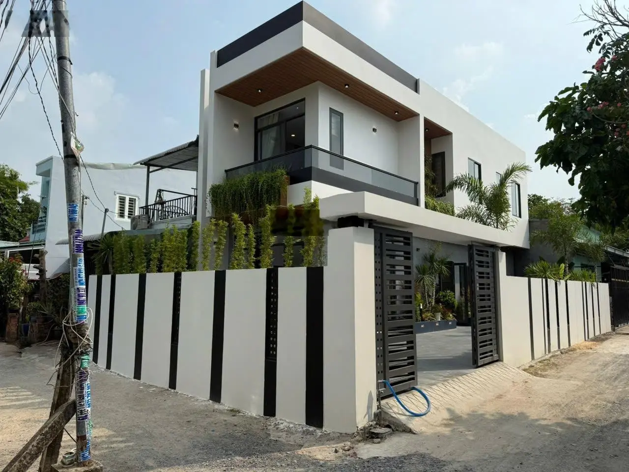 Bán Nhà Góc Biệt Thự Mini mới Xây Xong- 8m x 19m Full thổ Cư -kẹt Việc Bán lỗ 4ty9 - Cách Chợ 1,5km