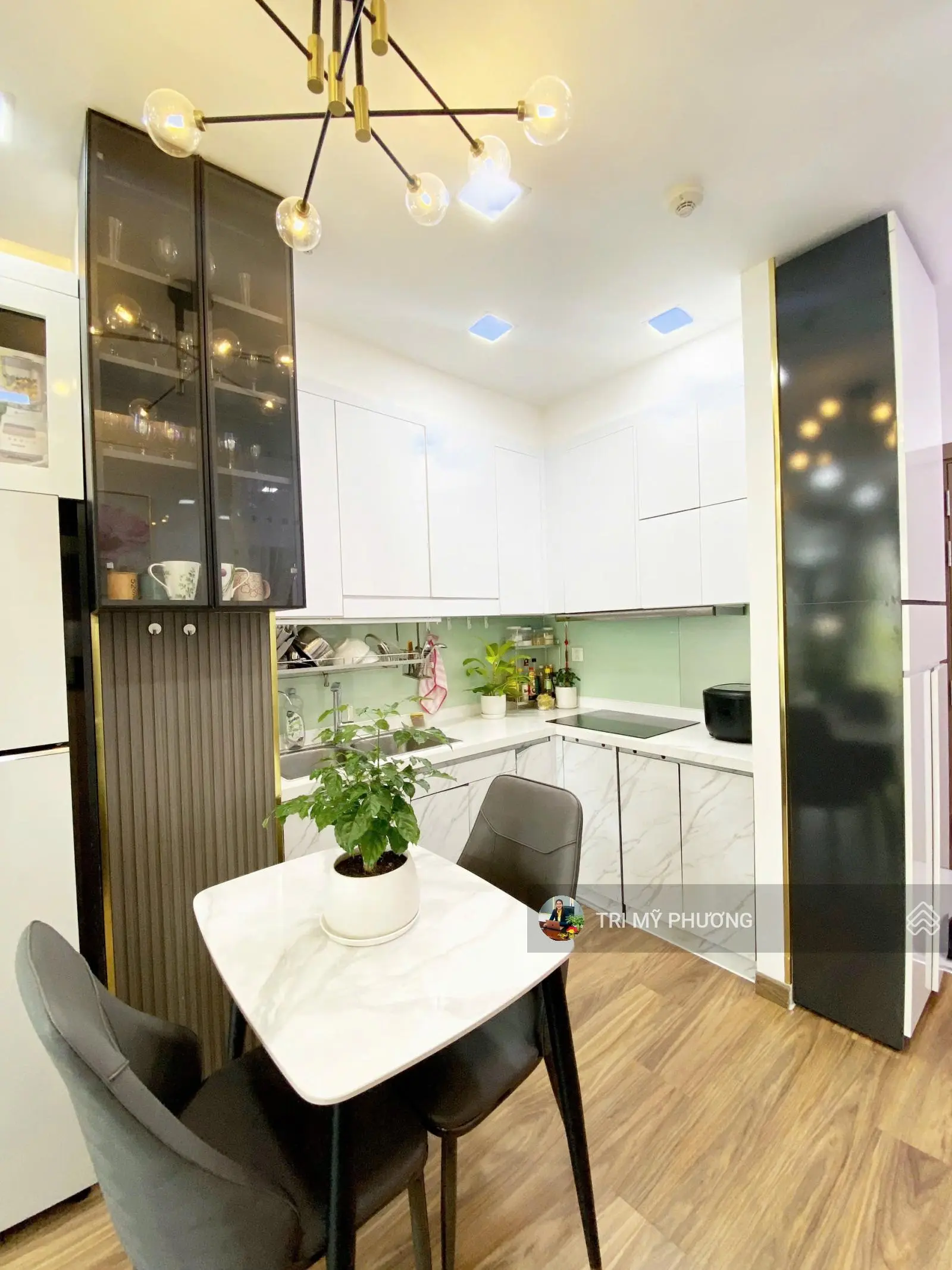 HÀNG HOT!Đã có sổ hồng riêng, bán nhanh căn hộ 1PN, full nội thất, Vinhome Central Park, vào ở ngay