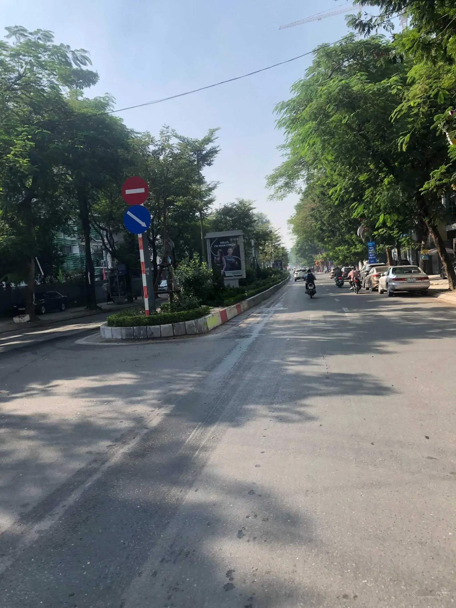 Bán biệt thự phố Lạc Long Quân - Tây Hồ 166m2, MT 14m, 3 tầng. Vị trí đẹp. Giá bán 43 tỷ