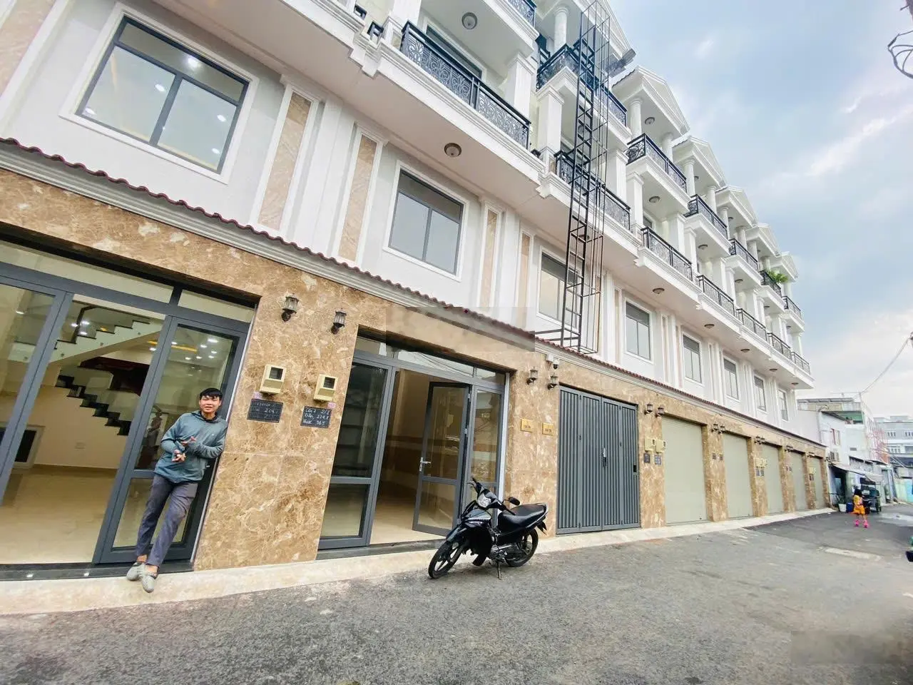 Giảm 1tỷ cần bán nhanh Nhà Phố 3 lầu (SHR ô tô 7 chỗ vào nhà) trục Quốc Lộ 13 - Ngã 4 Bình Triệu