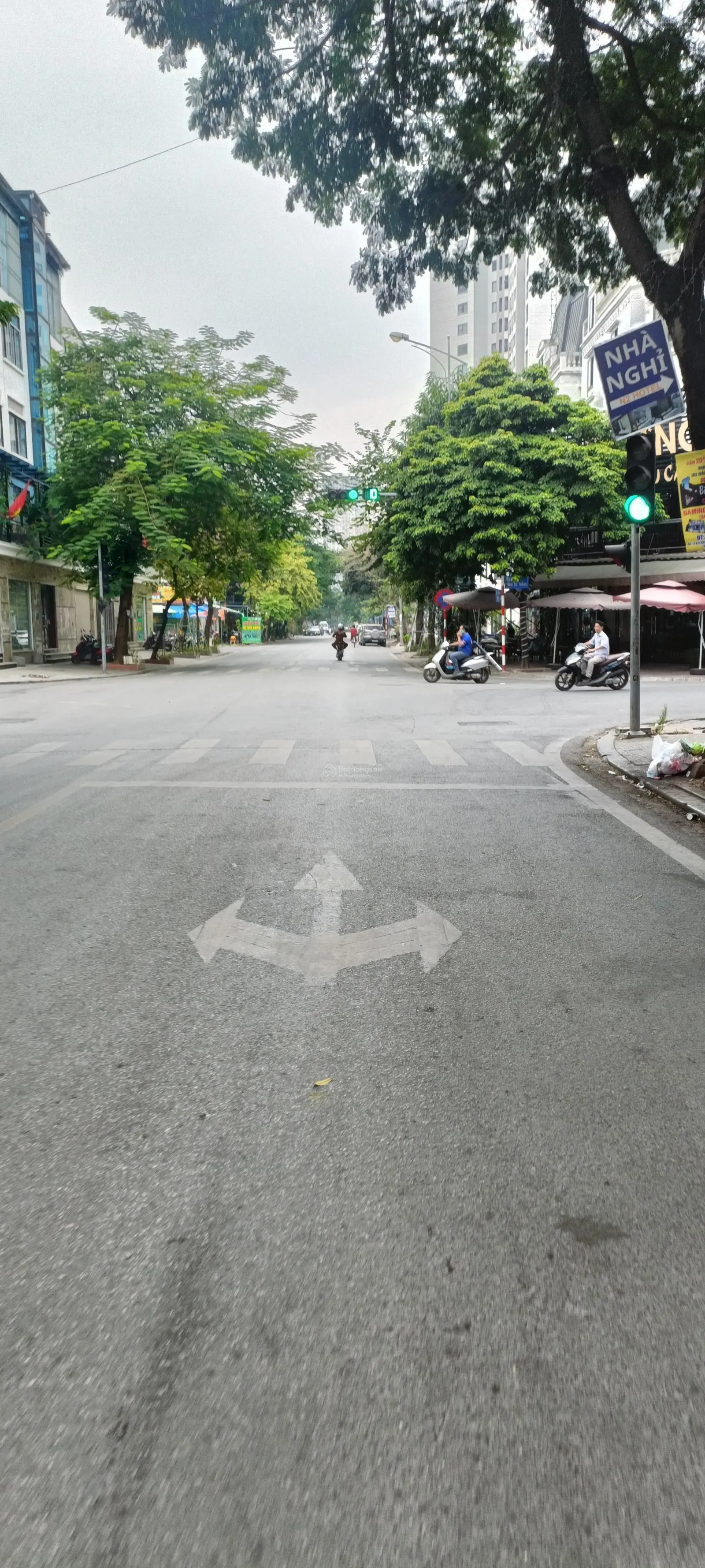 Bán LK KĐT Văn Phú, Hà Đông. Dt 40m, 6 tầng thang máy giá 12,5 tỷ. View vườn hoa, vỉa hè ô tô tránh