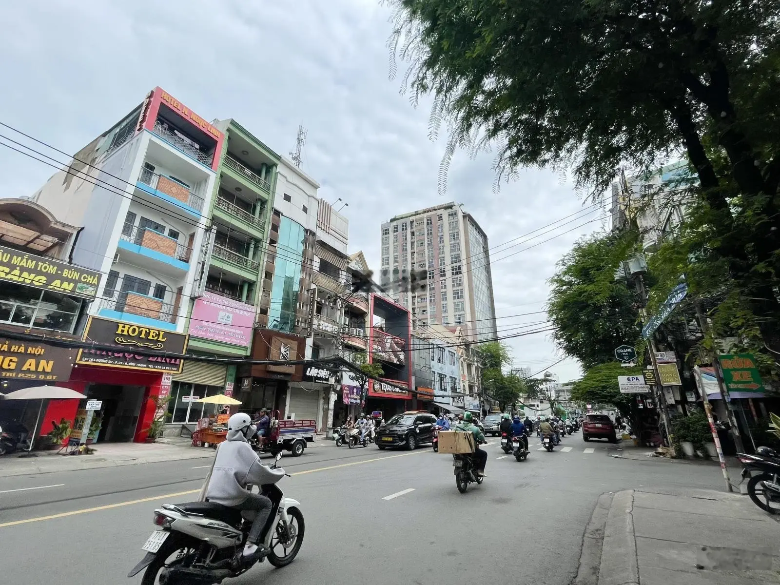 Bán nhà góc 2MT kinh doanh 157 Nguyễn Gia Trí DT 8x20m giá 36 tỷ HĐT 50 tr/tháng. LH: 0982 297 698