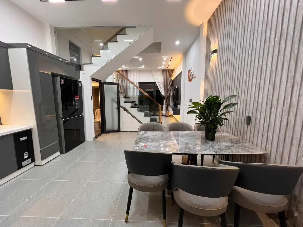 Nhà mới view đẹp góc 2MT KQH Trần Anh Tông 4,5x16m vuông vức 4 tầng cách Hồ Xuân Hương 1km