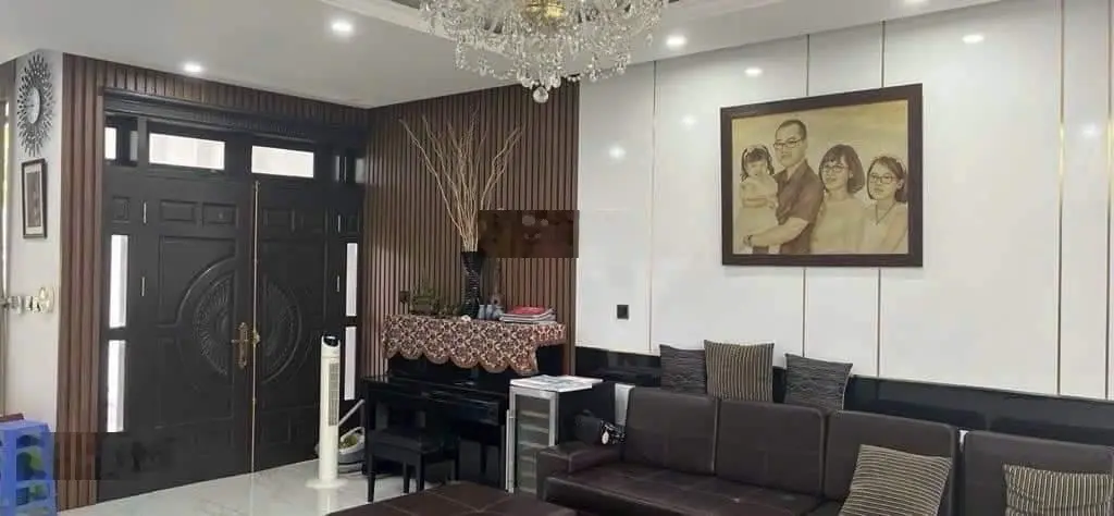 Bán nhanh biệt thự đường Cổ Linh, Long Biên. Gara, 2 thoáng, full nội thất. DT100m2 MT 7.2m, 17.5tỷ