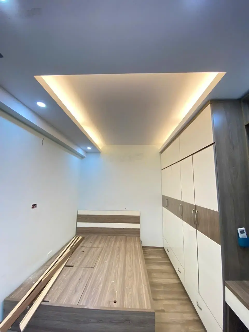 Gia đình tôi chuyển công tác cần bán căn hộ ngay cạnh công viên Cầu Giấy. Phòng khách rỗng rãi.