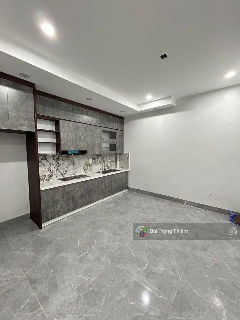 Bán nhà dân xây hơn 40m2 ở Phố Trạm, Long Biên, cách Ô tô tránh 15m, giá đẹp