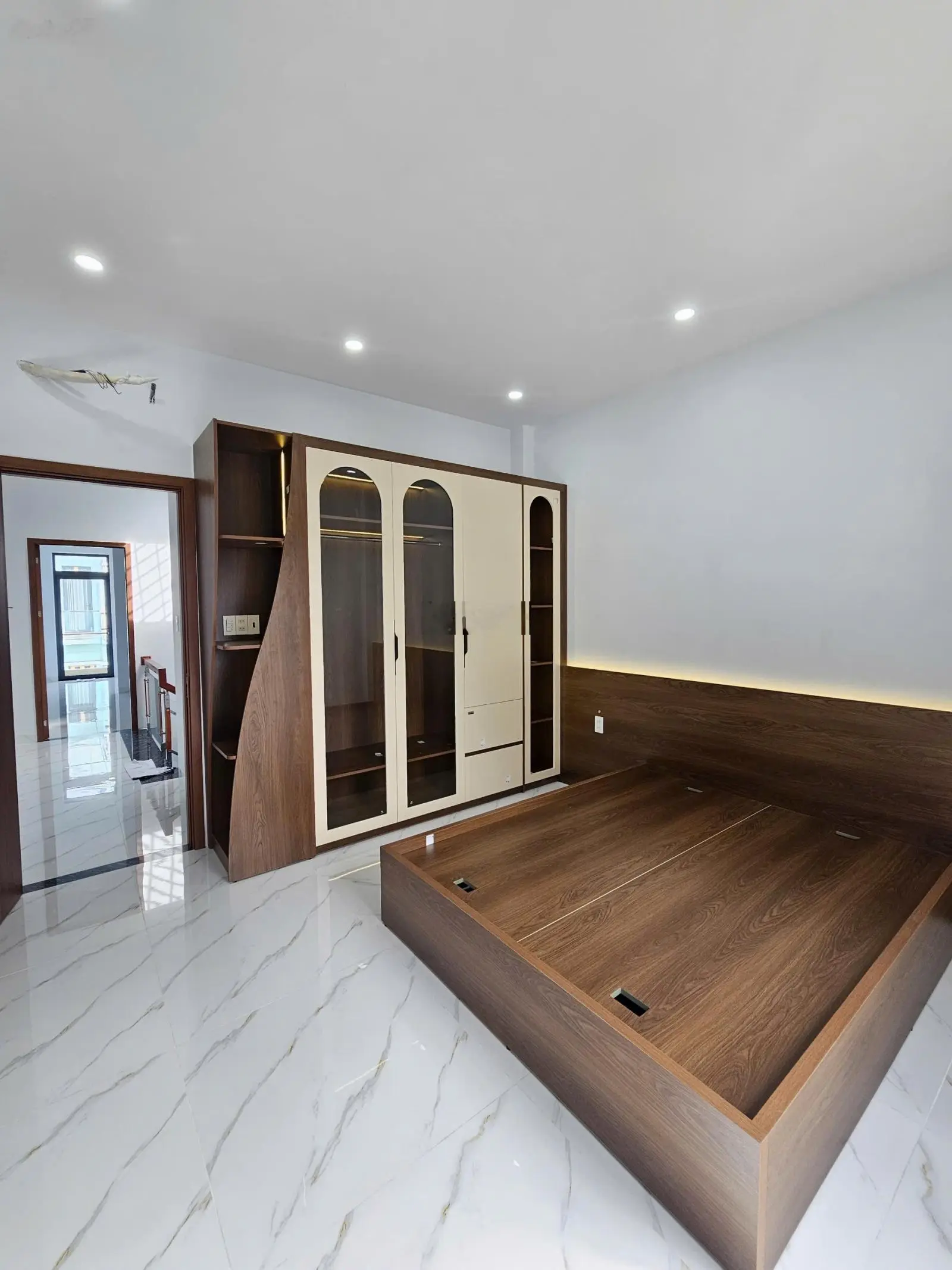 Nhà Phố Rẻ: 3Tỷ950_ Nhà 1 Trệt 2 Lầu Đầy Đủ Nội Thất KDC Gần Ngã Tư Miếu Ông Cù, TP.Thuận An