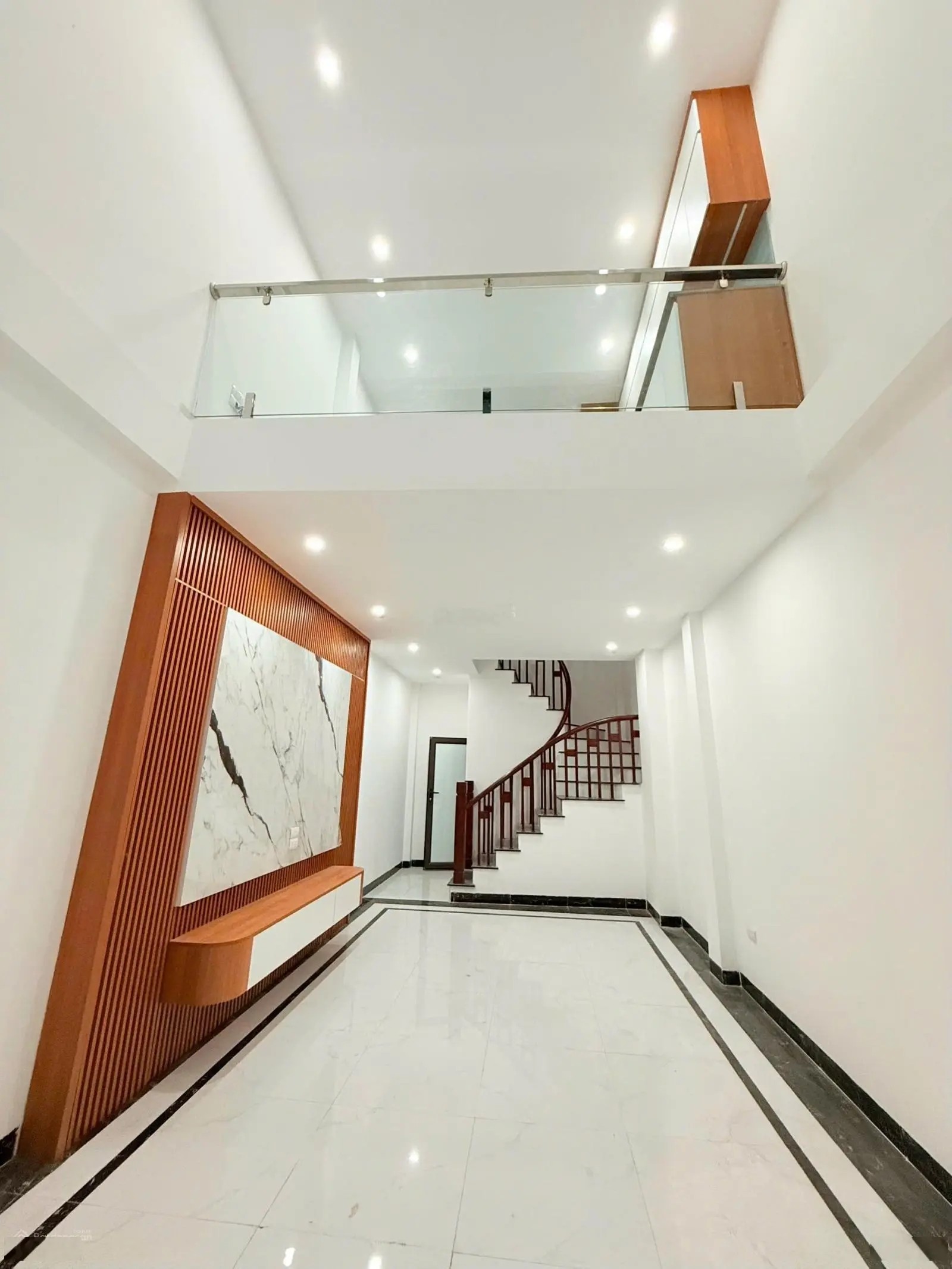 Bán nhà 35m phố Giang Biên Việt Hưng ô tô đỗ cổng