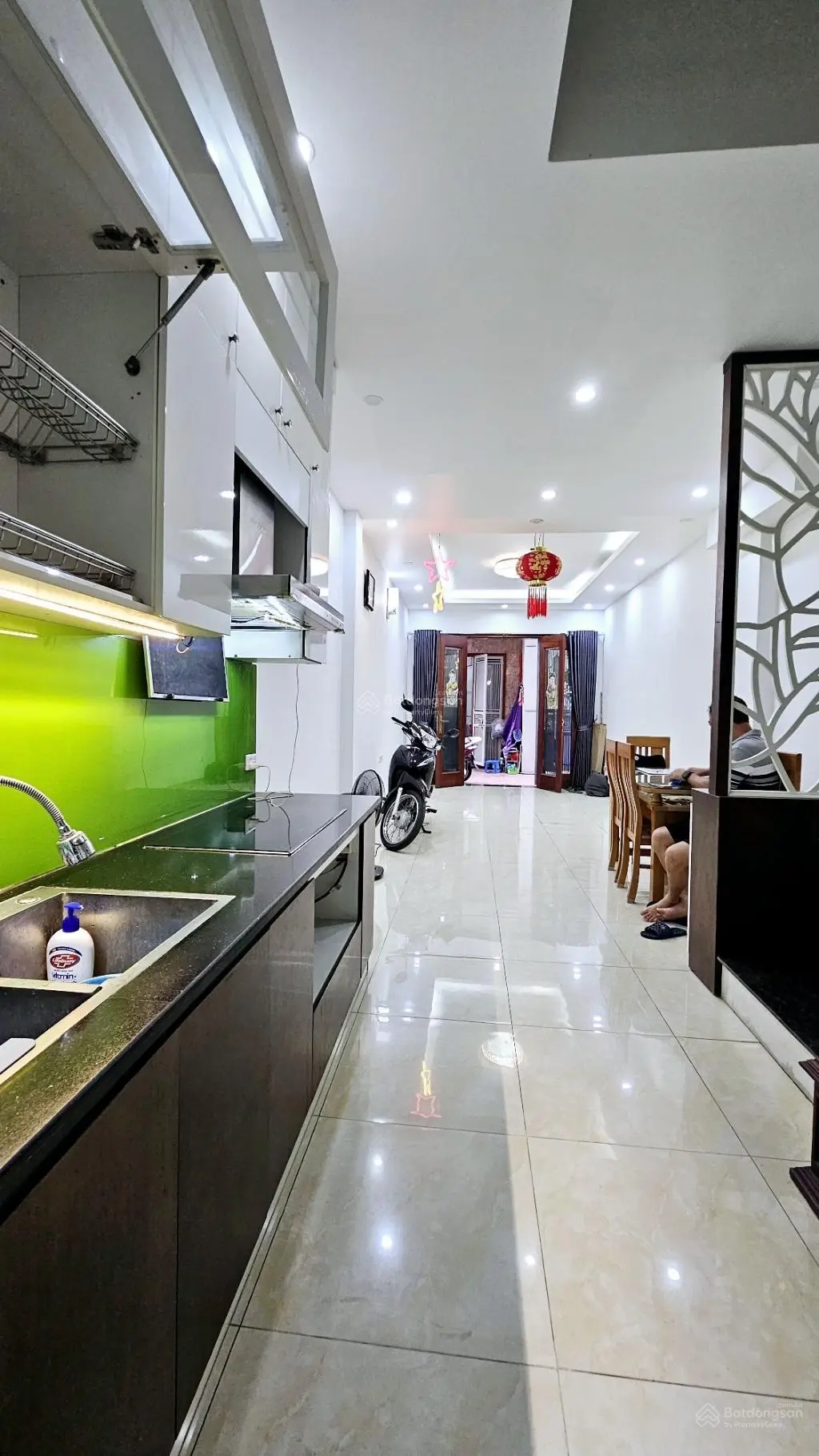 Nhà đẹp việt hưng ô tô đỗ sát cửa giá hợp lý cho người thiện chí