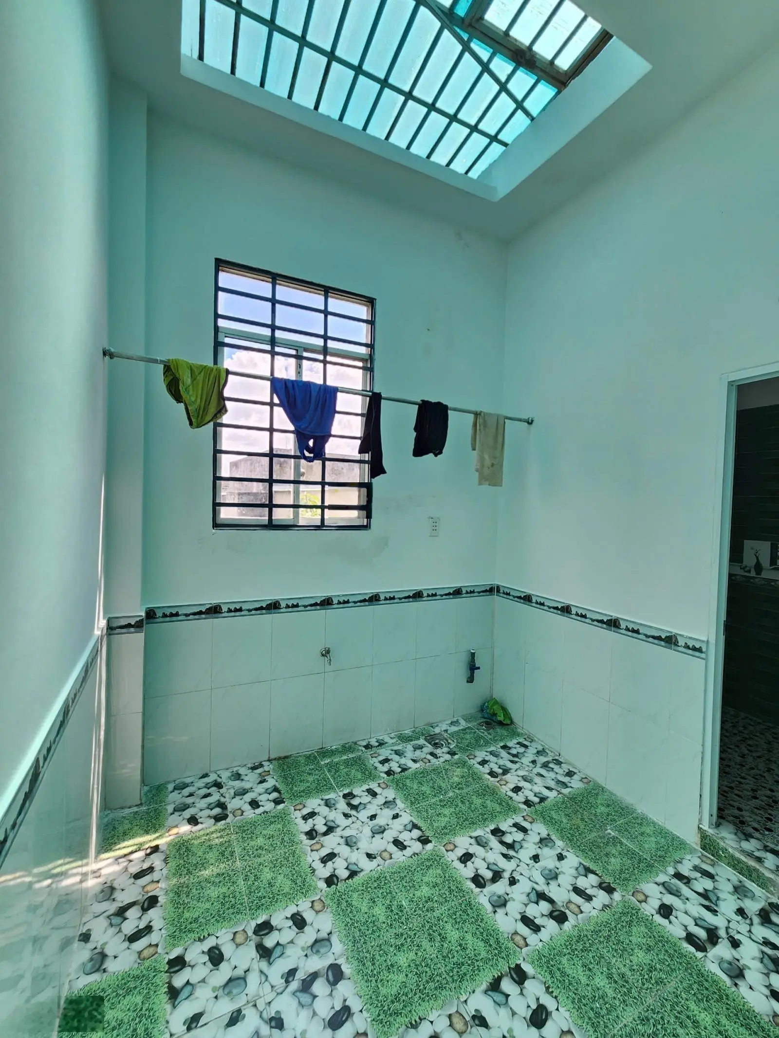 Nhà rẻ 2tỷ890, 63m2 nhà 1 trệt 1 lầu có sân ô tô, phòng ngủ dưới cạnh vòng xoay An Phú, Thuận An