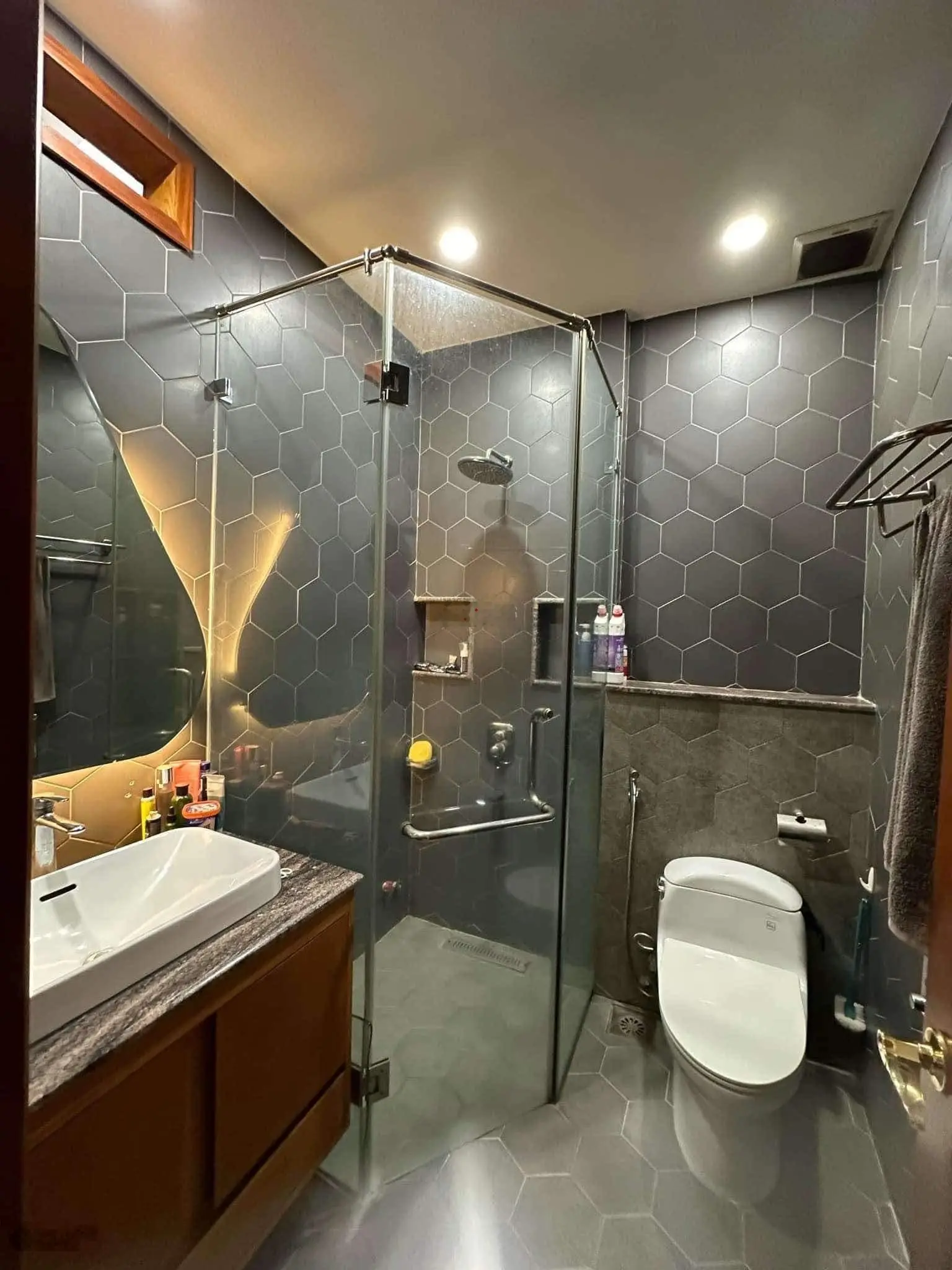 Trường Chinh - Khu Bàu Cát - 102m2 - thang máy - tặng full nội thất cao cấp - ô tô ngủ trong nhà