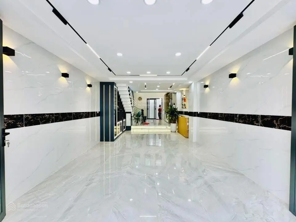 Bán nhà 67m2 - 6,1 tỷ, tiện xây mới để ở hoặc cho thuê, ngay Khánh Hội, Quận 4, sổ hồng riêng