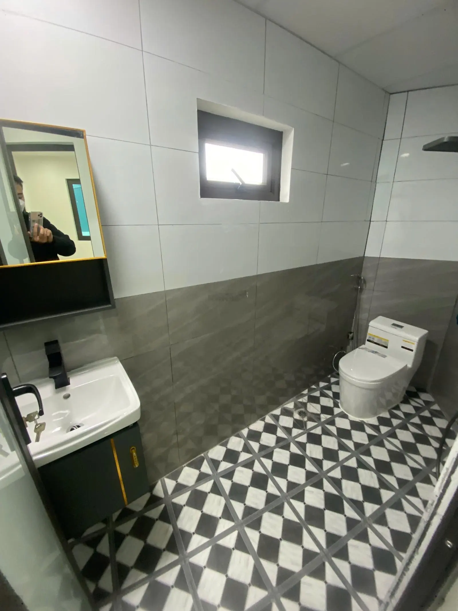 Nhà độc lập 4t*40m2.mặt ngõ có thể kd.sân chơi siêu rộng trước nhà,ô tô đỗ ngày đêm.ở khutrung tâm