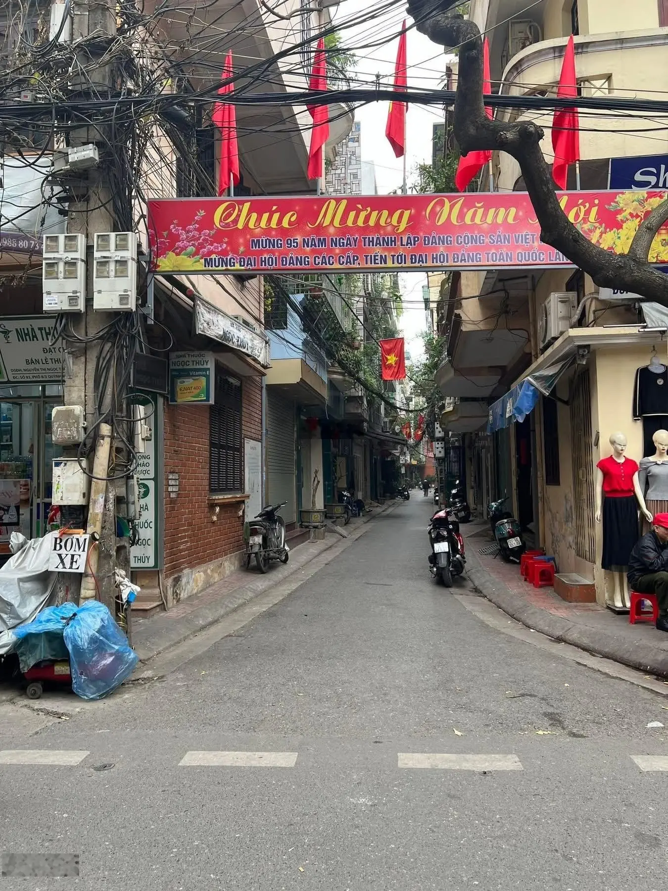 Mặt ngõ - 1 nhà ra phố - ô tô đỗ cửa/vào nhà - kinh doanh - khu vực sầm uất đông cư dân-phố 8/3