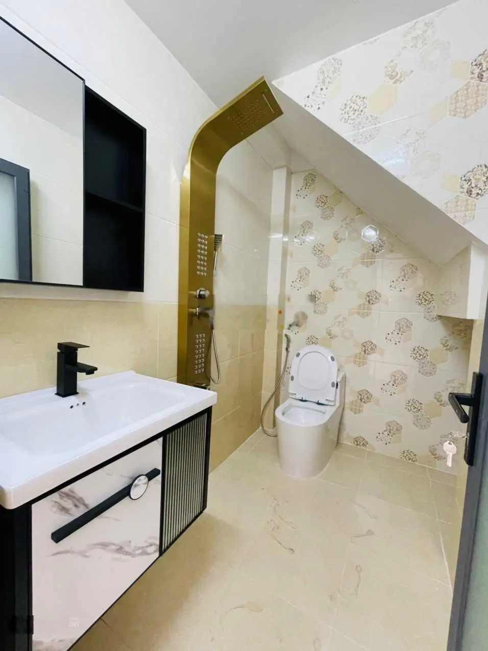 Bán gấp nhà 1 trệt 3 lầu 100m2, MT kinh doanh buôn bán được. 2.5 tỷ. Lh 0394 000 *** em Oanh