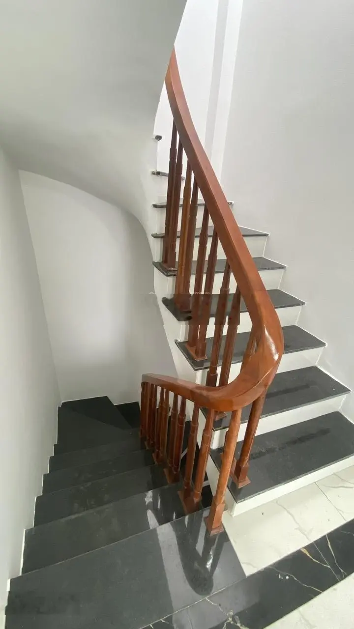 Việt Hưng, Long Biên cực hiếm, nhà 5 tầng x 42m2, MT 6m, Lô góc, 2 thoáng, trung tâm, gần ô tô
