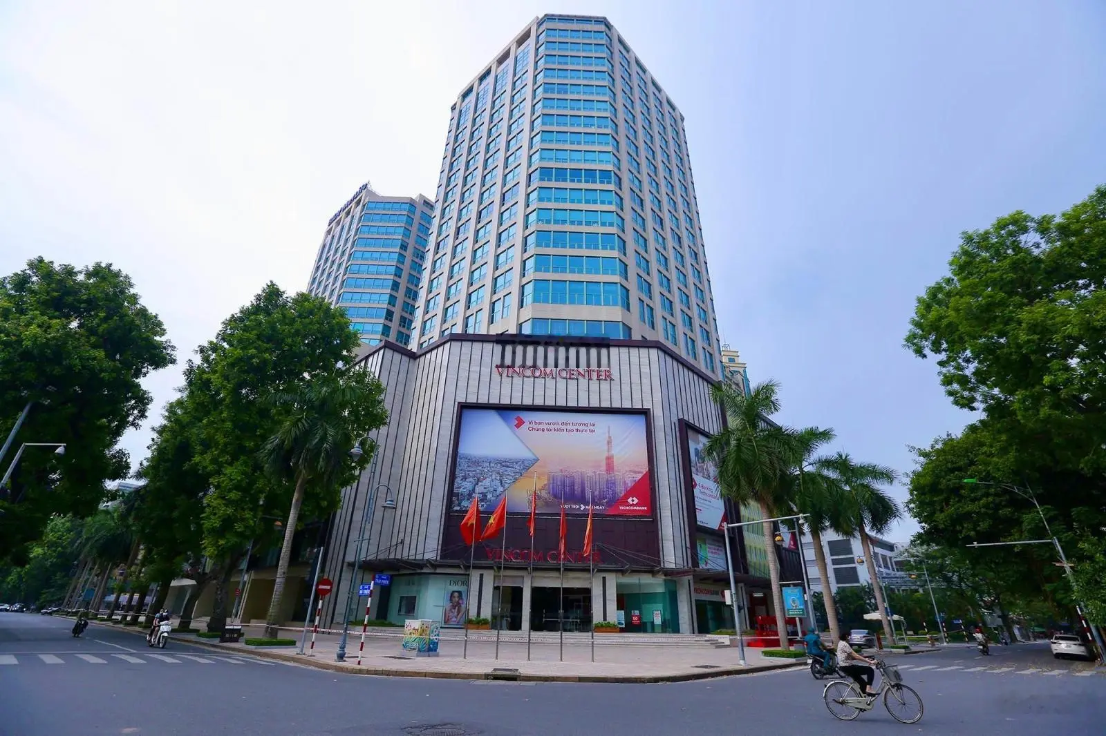 Cần bán nhà mặt phố Tuệ Tĩnh, Hai Bà Trưng. DT sổ 140m2 x 6T, MT 5,5m. Vị trí nhà giữa phố, sầm uất