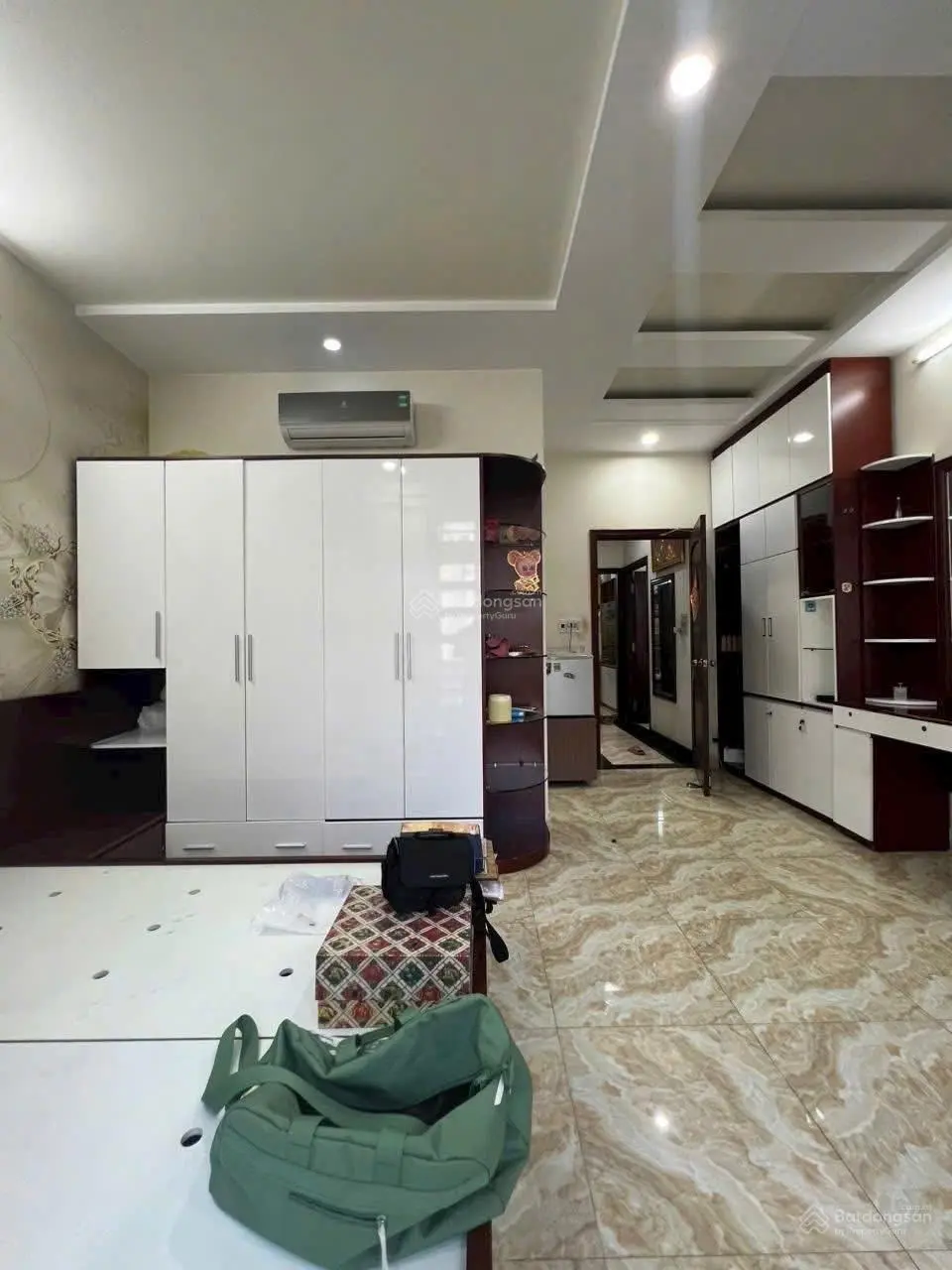 Tôi kẹt tiền bán nhà 1 lầu 7x16 ngay mặt tiền chợ bờ ngựa giá 850tr, đang cho thuê 18tr/tháng