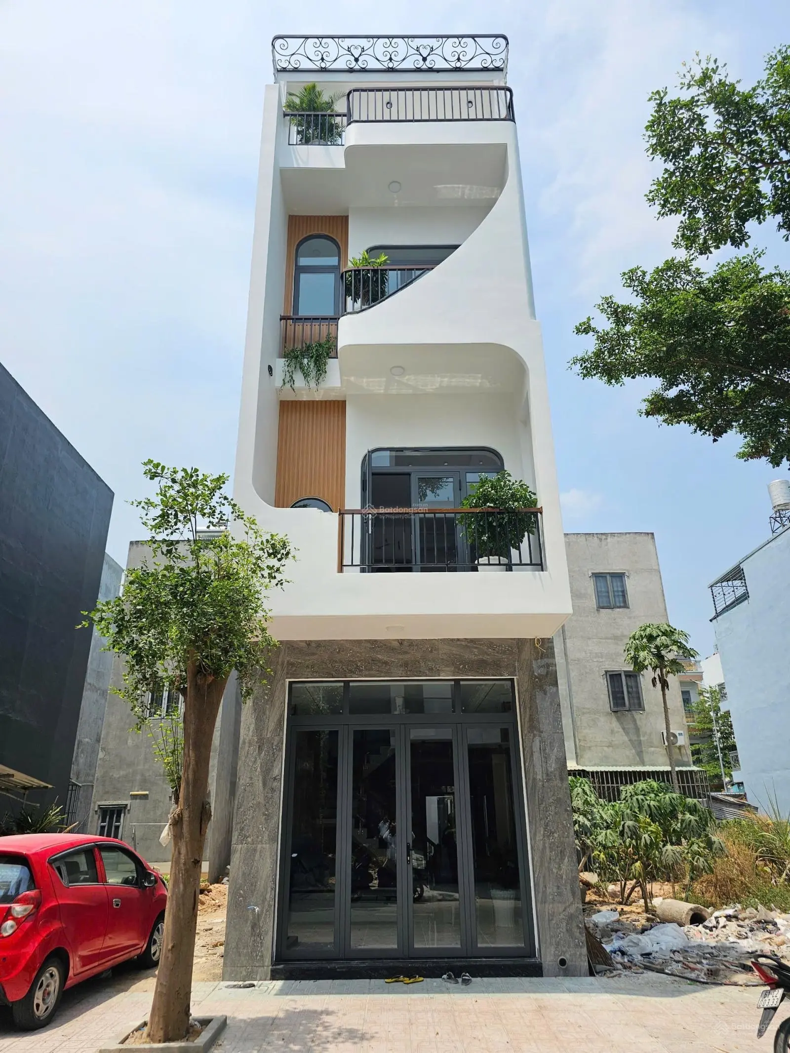 Nhà hoàn công, cách DT743 chỉ 200m