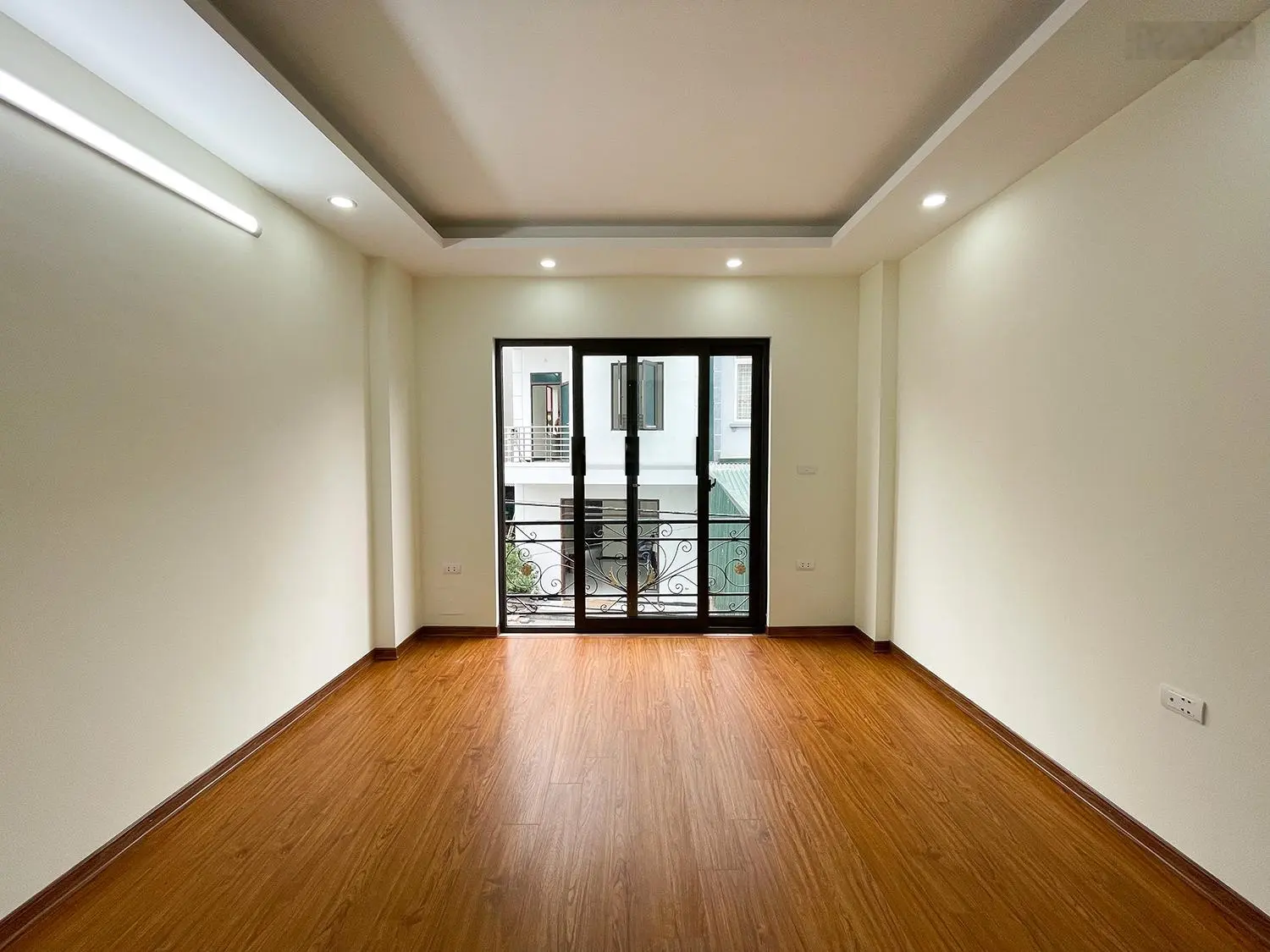 Bán gấp nhà 4 tầng, đồng nhân, đông la, oto đỗ cửa. full đồ lh 0941 911 ***