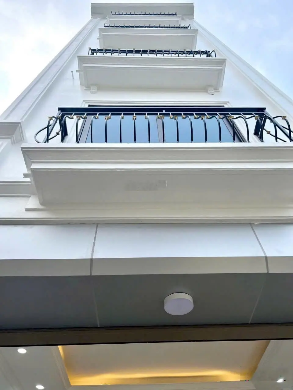 Bán nhà tựu liệt - sát linh đàm, ô tô qua nhà cách ô tô tránh 30m. bãi gửi xe cạnh nhà. 43m 5tầng