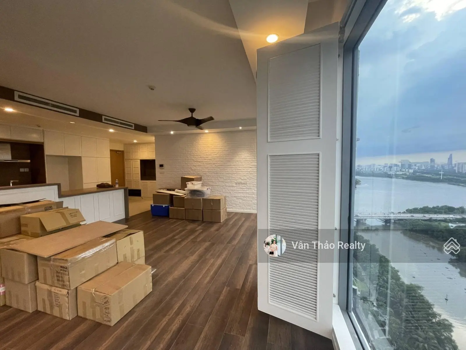 (Diện tích lớn 137m2) Căn hộ 3PN góc - Full kính 2 mặt - Nội thất cơ bản - Đảo Kim Cương Quận 2