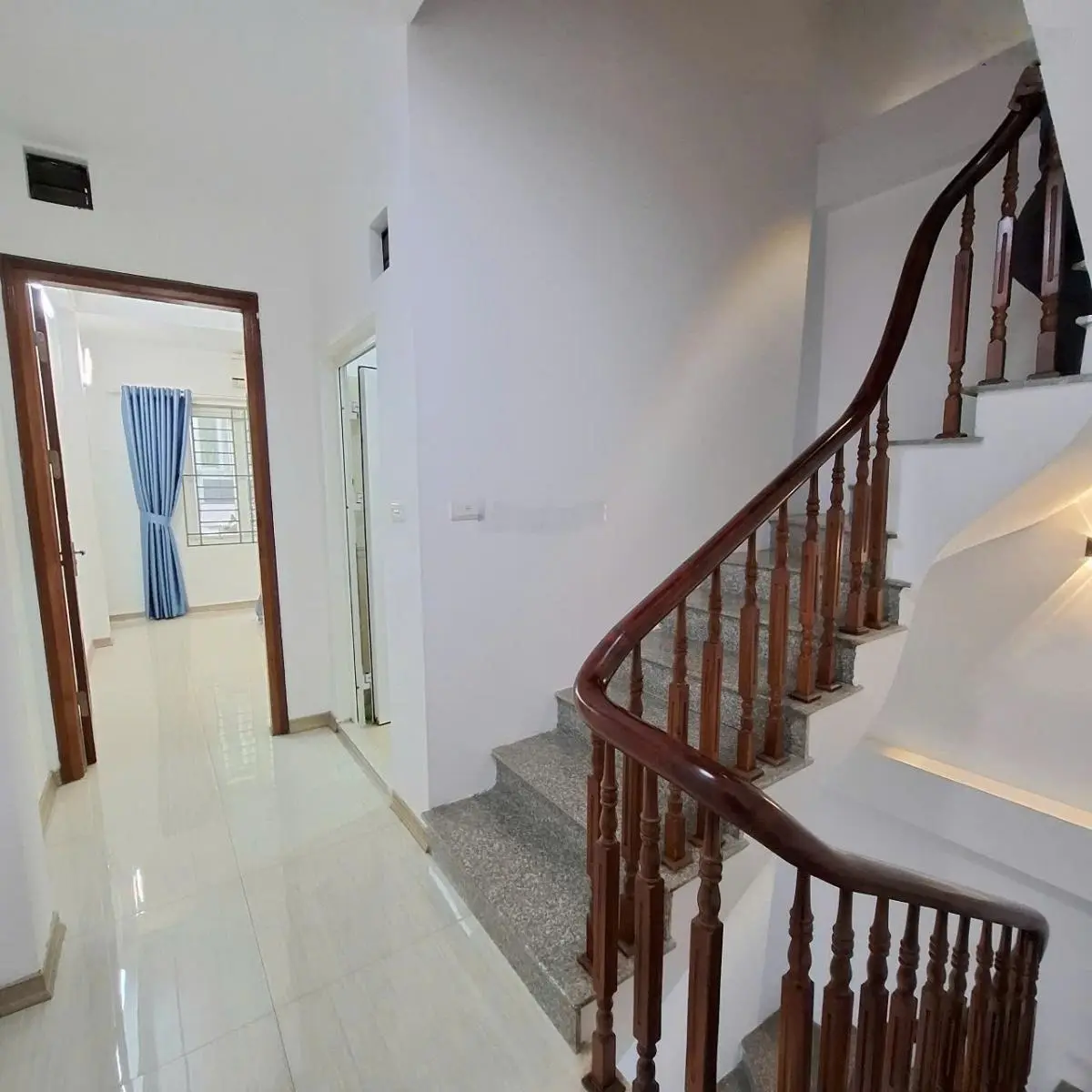 Chính chủ bán nhà riêng Kim Ngưu, giá chỉ 5,75 tỷ có diện tích 32m2 * 4 tầng. Nhà đẹp, ngõ thoáng