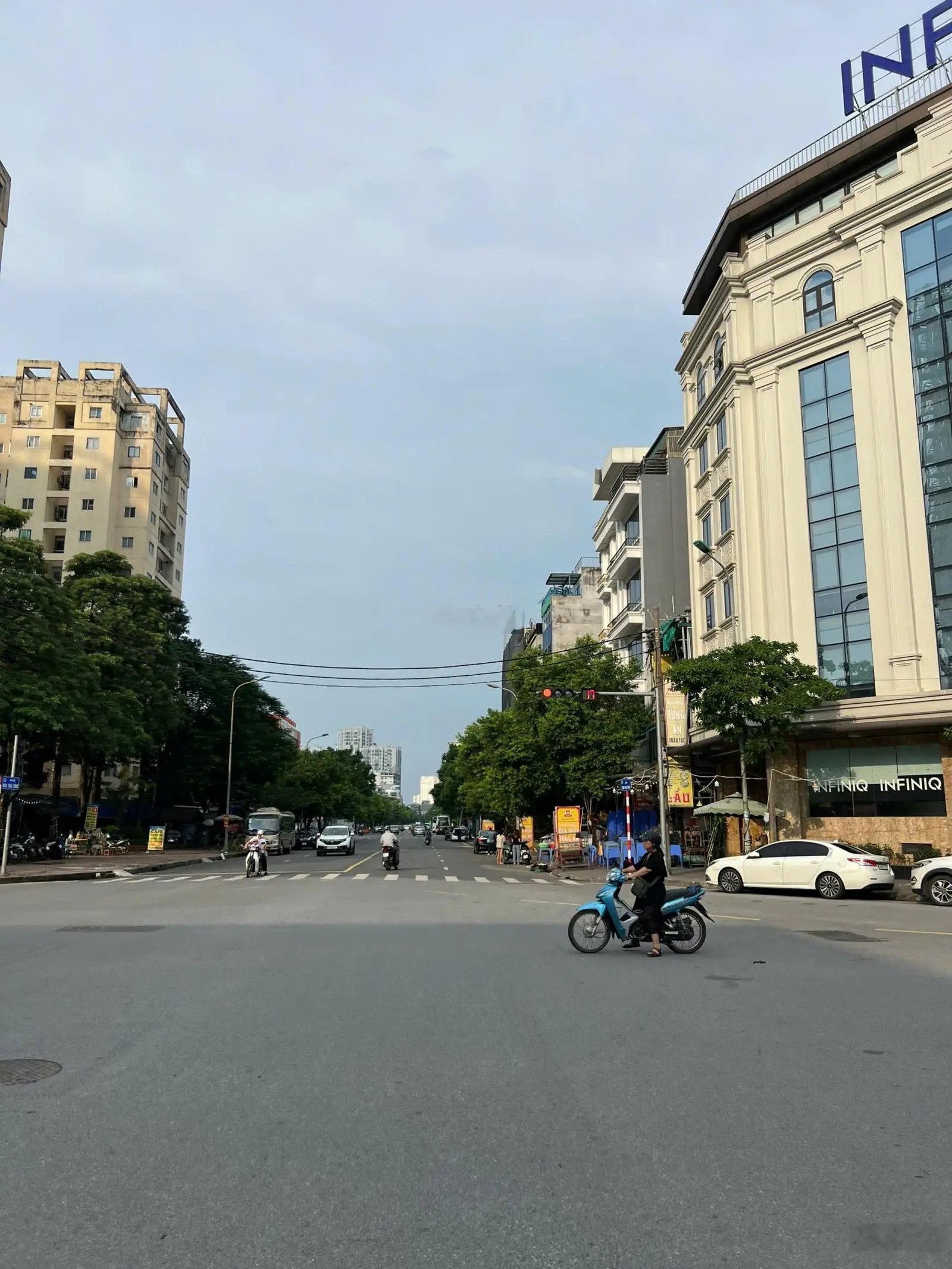 CC bán tòa nhà văn phòng trung tâm Quận Cầu Giấy, đang cho thuê 389,6tr/th. Lô góc.S270m2 MT20m, 8T