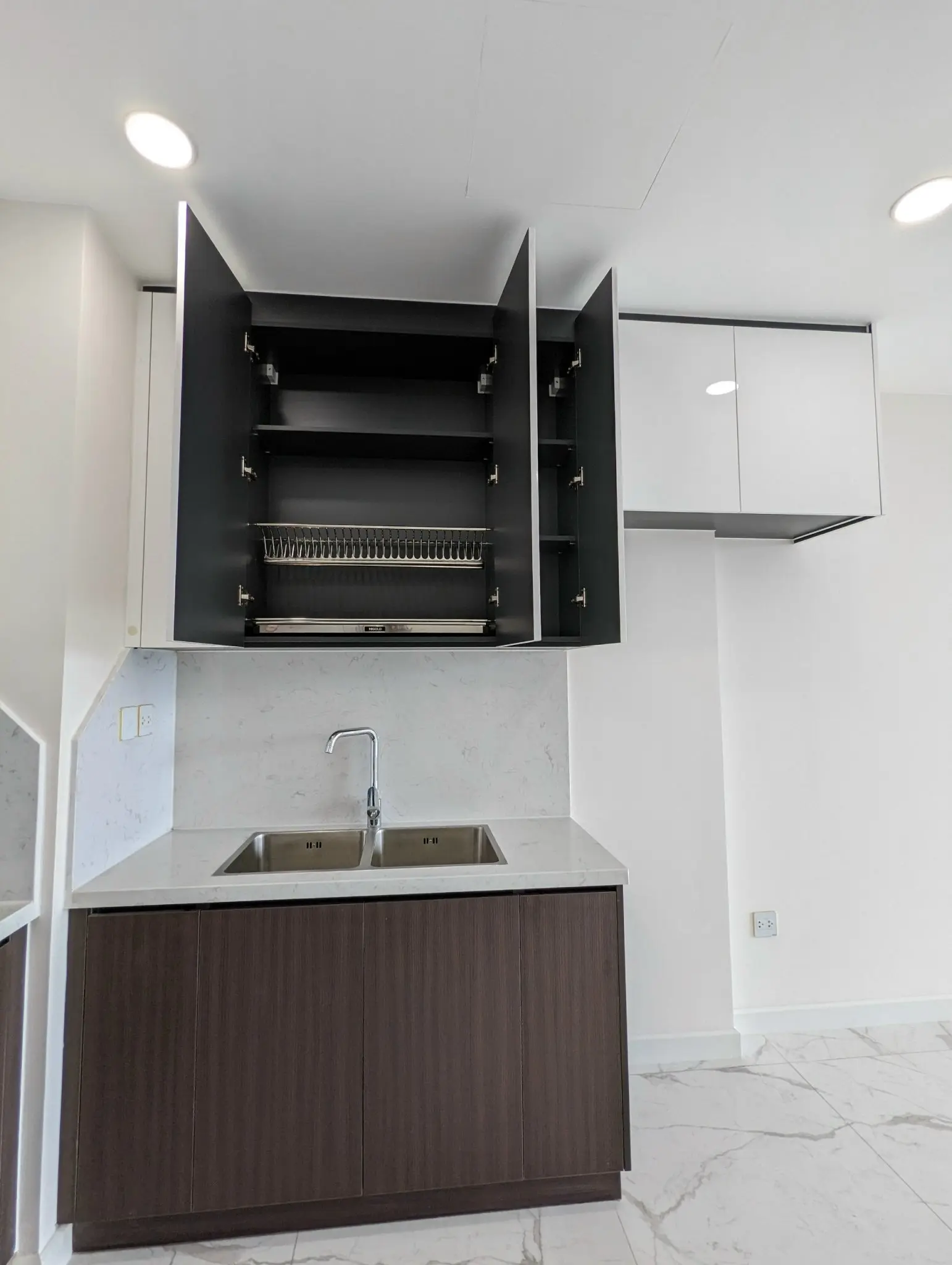 Bán Văn Phòng Đa Năng (2PN+2WC) DT 70m2 giá bán 2ty800. LH: 0903 705 ***Hưng)