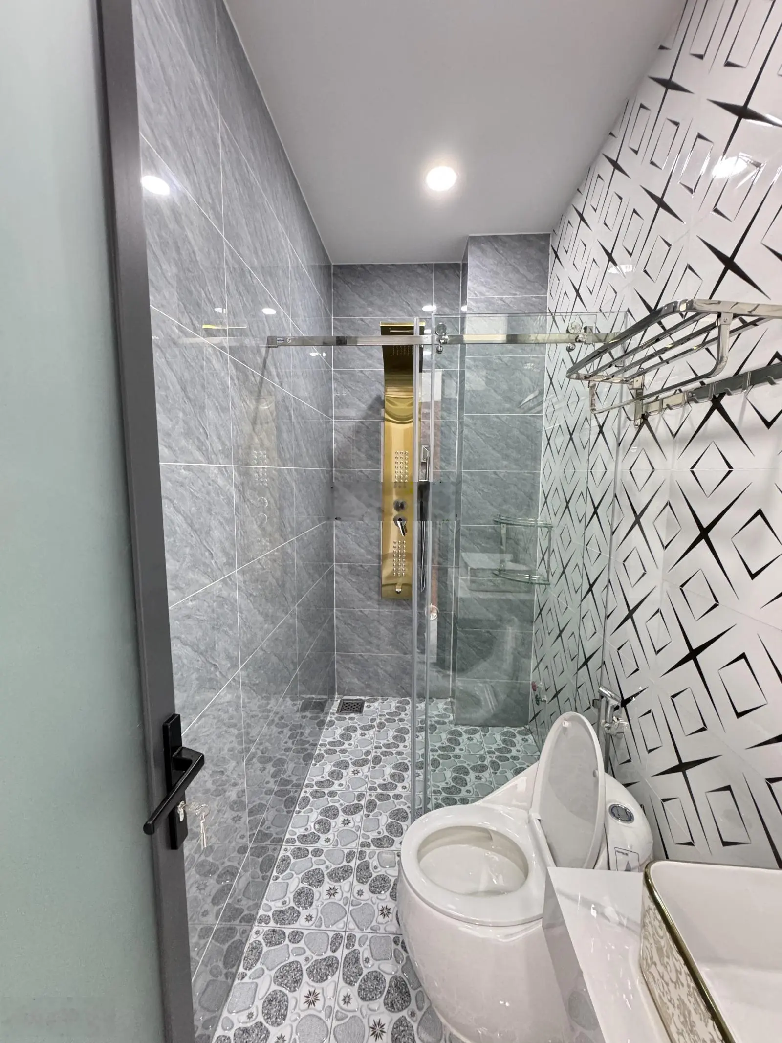 Bán nhà ngay gần chợ Bình Long, ngang 4,3m dài 12m, đúc 5 lầu, có nội thất
