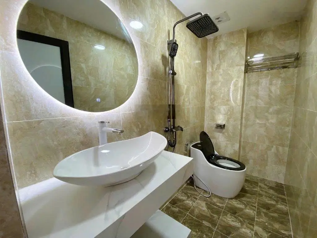 Nhà an dương, mặt tiền rộng, đẹp mê li, không chê vào đâu được. 39m x 5 tầng.