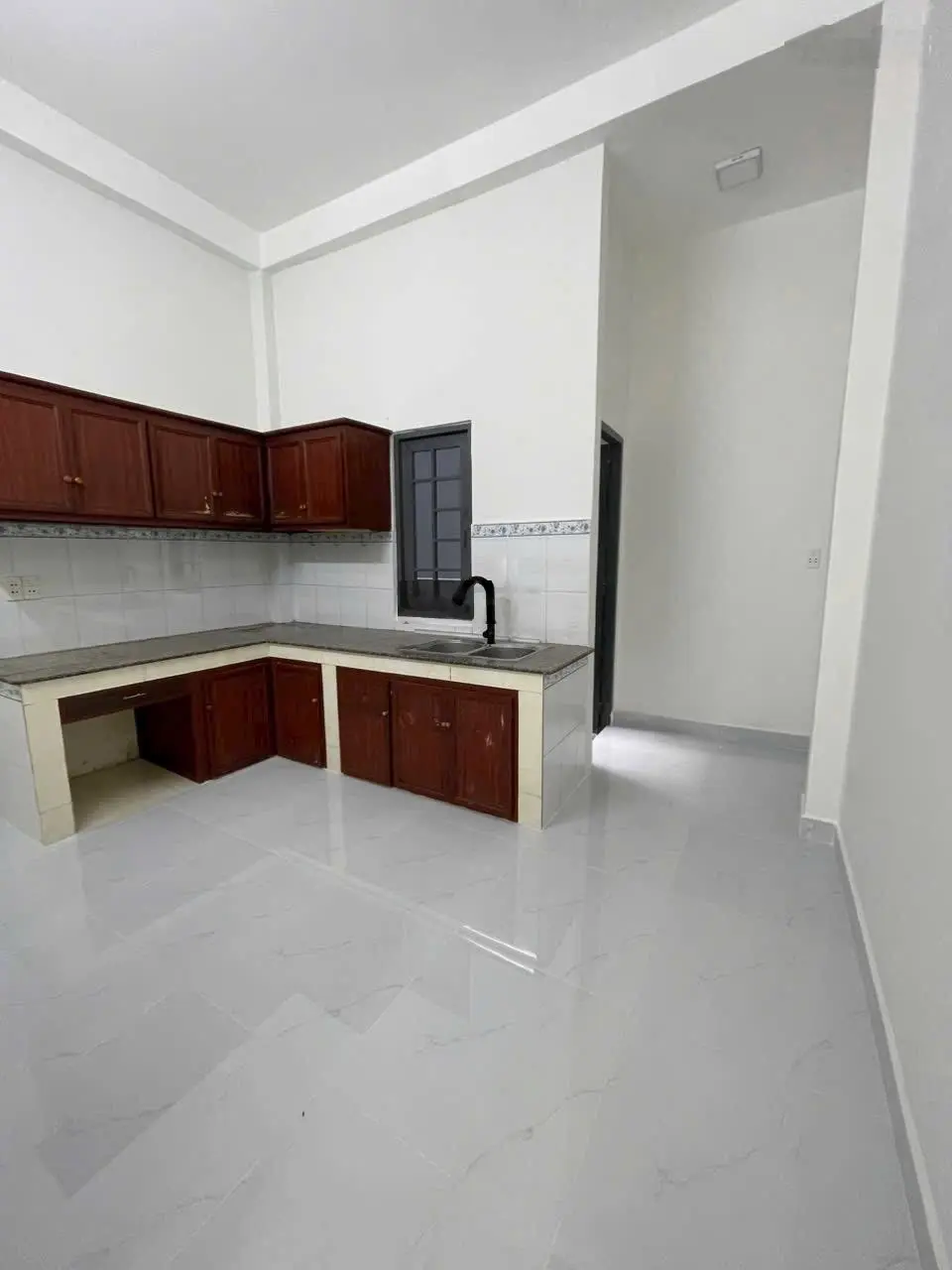 Bán nhà 1 trệt 2 lầu hẻm xe hơi đường 175 Đình Phong Phú, ngay trung tâm gần đường Lê Văn Việt