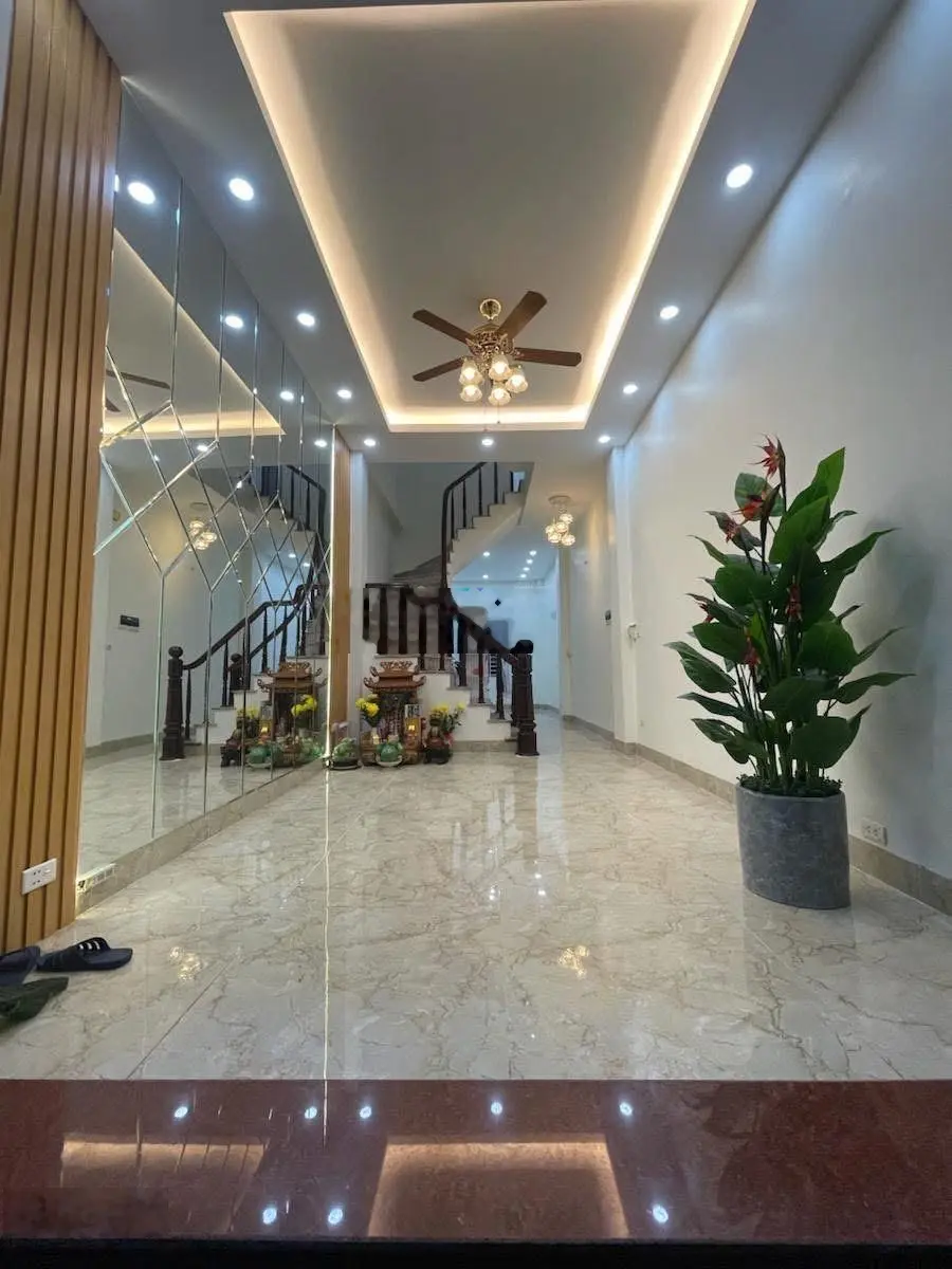 Mặt ngõ - 1 nhà ra phố - ô tô đỗ cửa/vào nhà - kinh doanh - khu vực sầm uất đông cư dân-phố 8/3