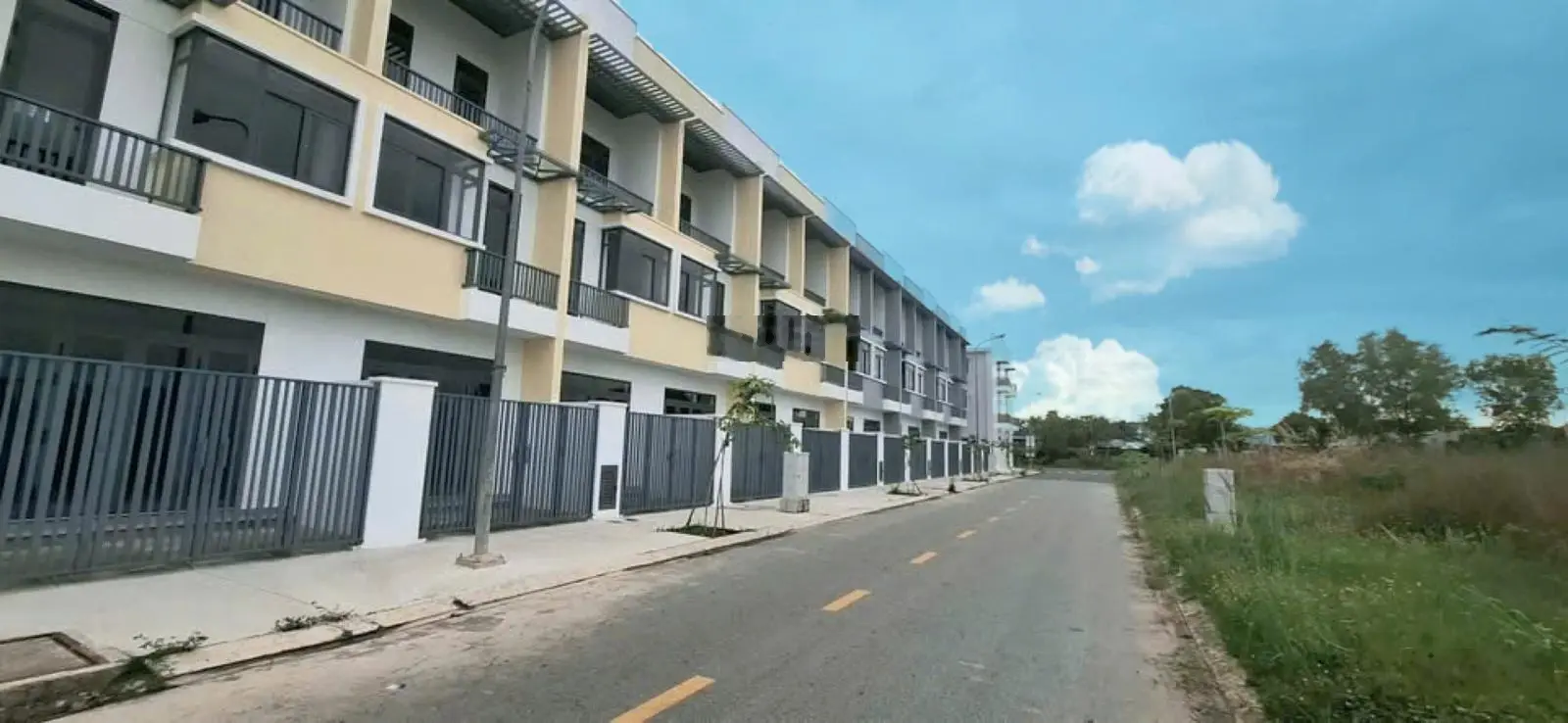 Nhà 1 trệt 1 lầu KCN Phước Đông đường 12m 64m2, giá 1.1 tỷ sang tên công chứng ngay vay được 70%