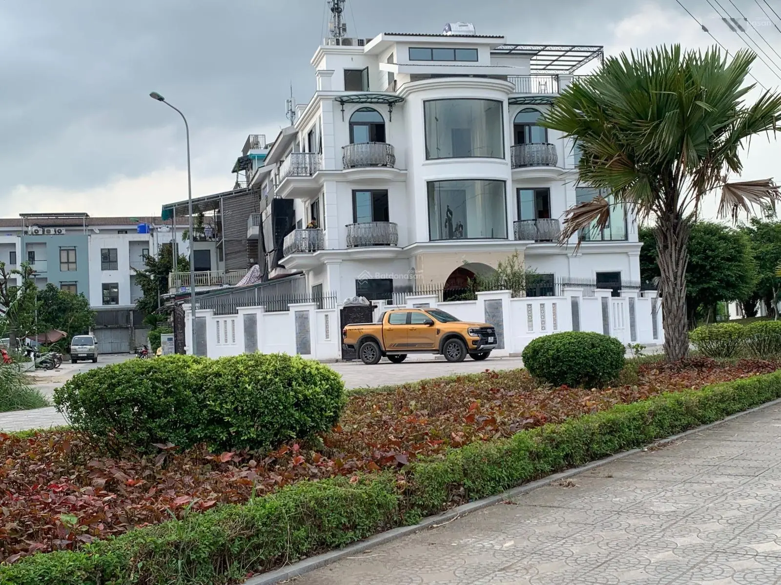 Chính chủ bán Shophose 3 mặt tiền view công viên Hateco Green Park dt 183m2, giá chưa đến 150tr/m2.