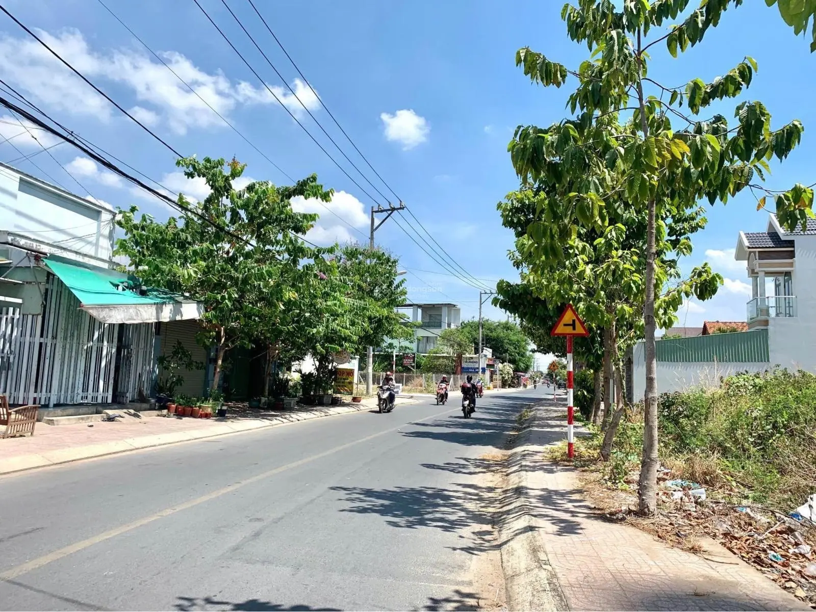 Bán gấp lô đất thổ cư MT đường Vĩnh Phú, Ba Tri, Bến Tre, cách chợ Ba Tri cũ 500m. Sổ sẵn/425triệu